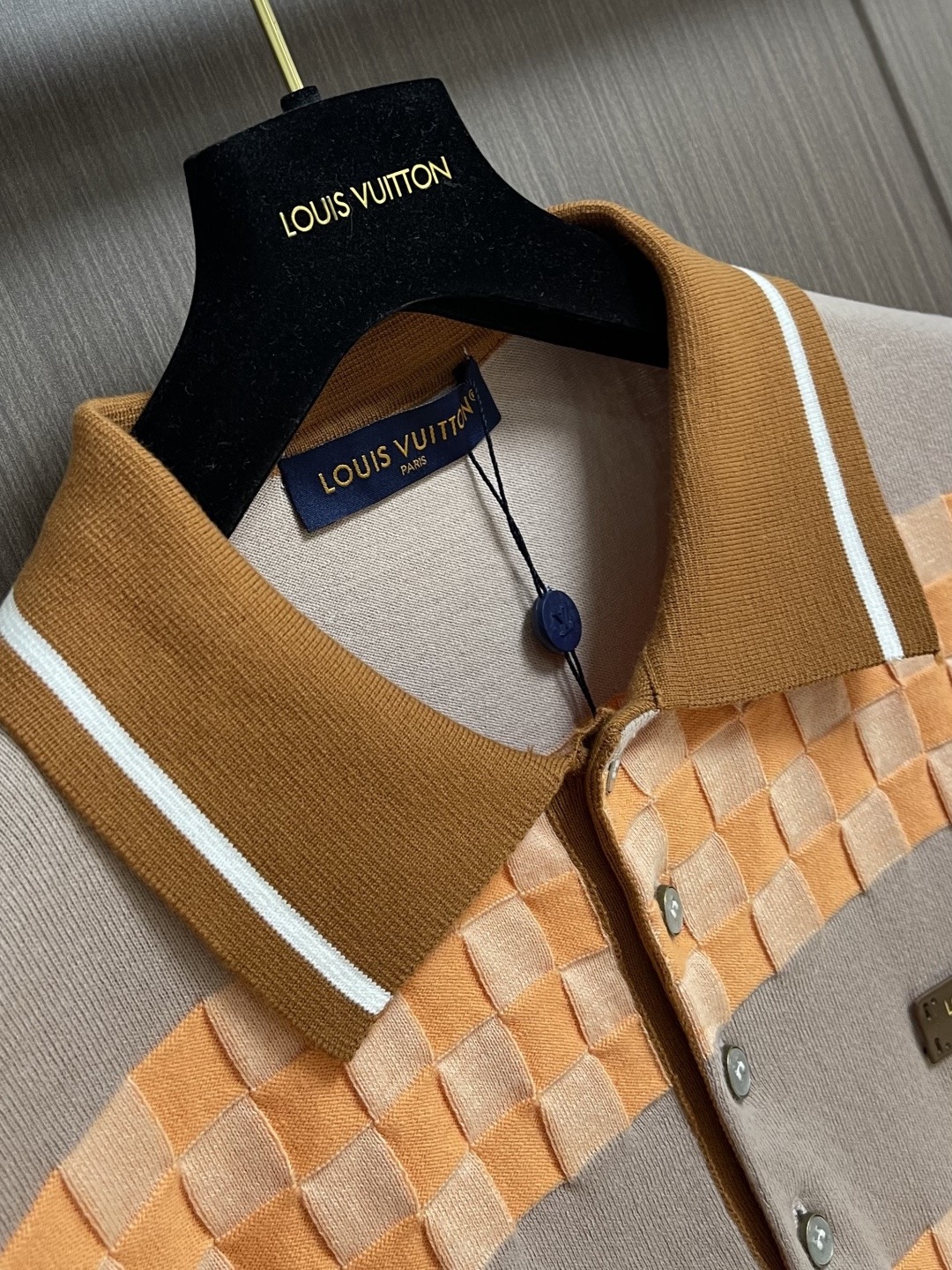 Поло мужское в стиле Louis Vuitton бежево-оранжевого цвета с жаккардовым узором
