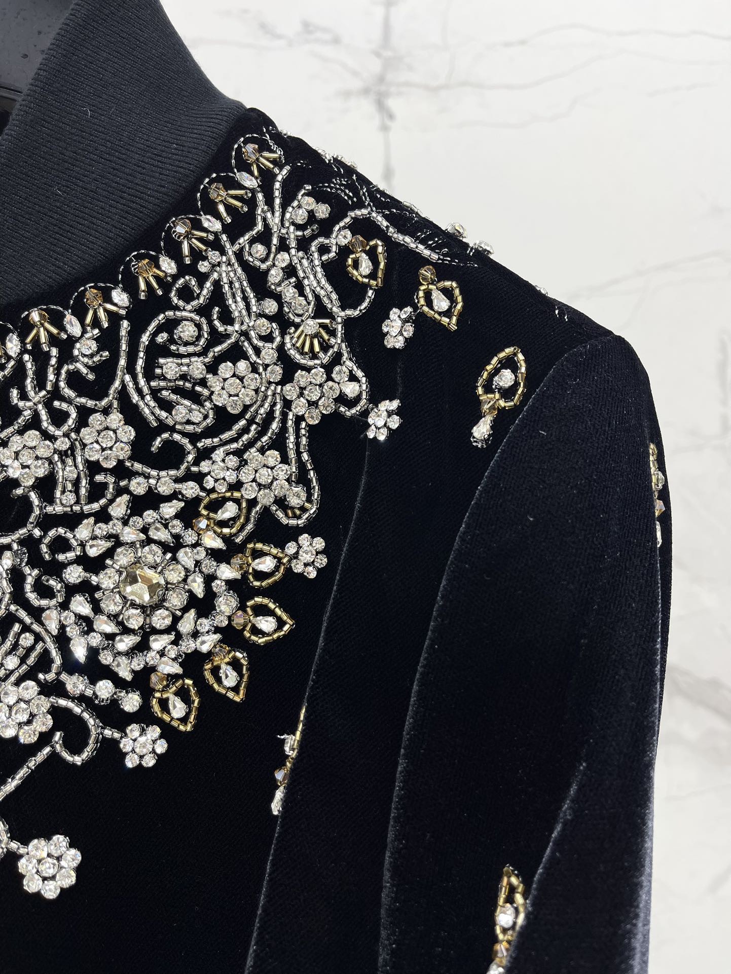 Жакет женский в стиле Celine из бархатной ткани чёрного цвета с ручной вышивкой и жемчужным декором