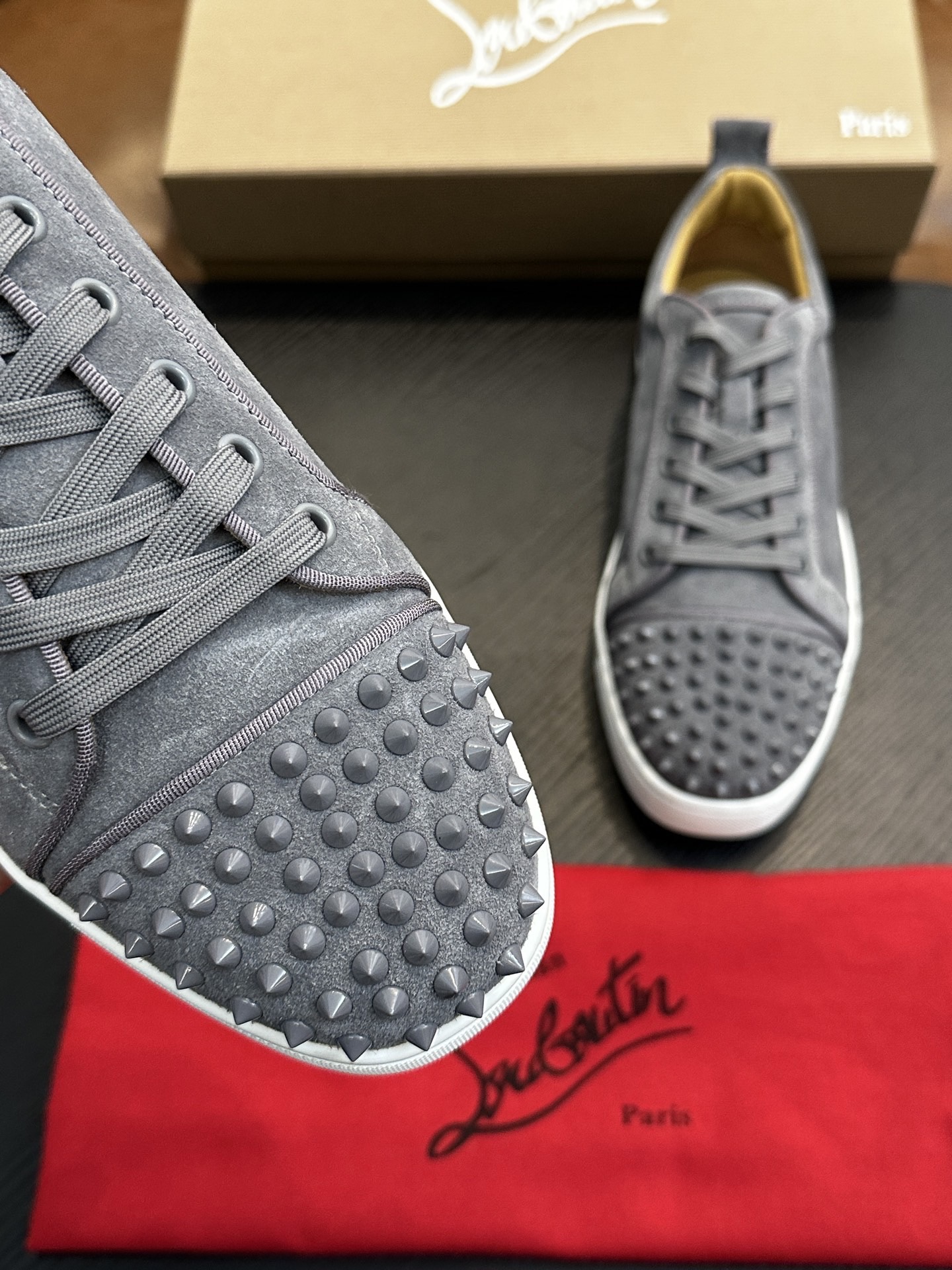 Кроссовки мужские в стиле Christian Louboutin серого цвета с шипами и белой подошвой