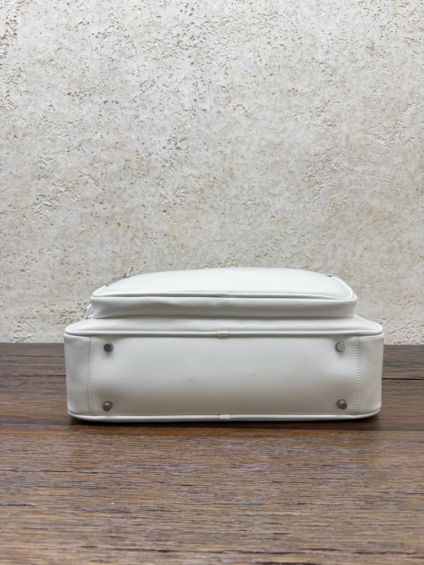 Сумка женская Acne Studios Camera Bag белого цвета