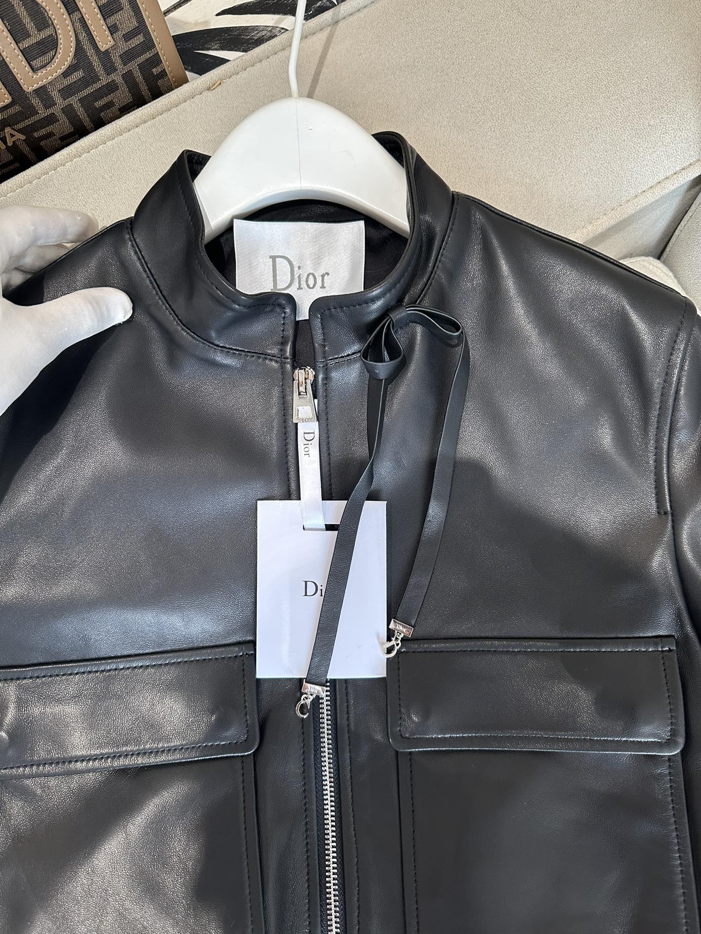 Куртка женская в стиле Dior черного цвета укороченная из натуральной кожи с накладными карманами