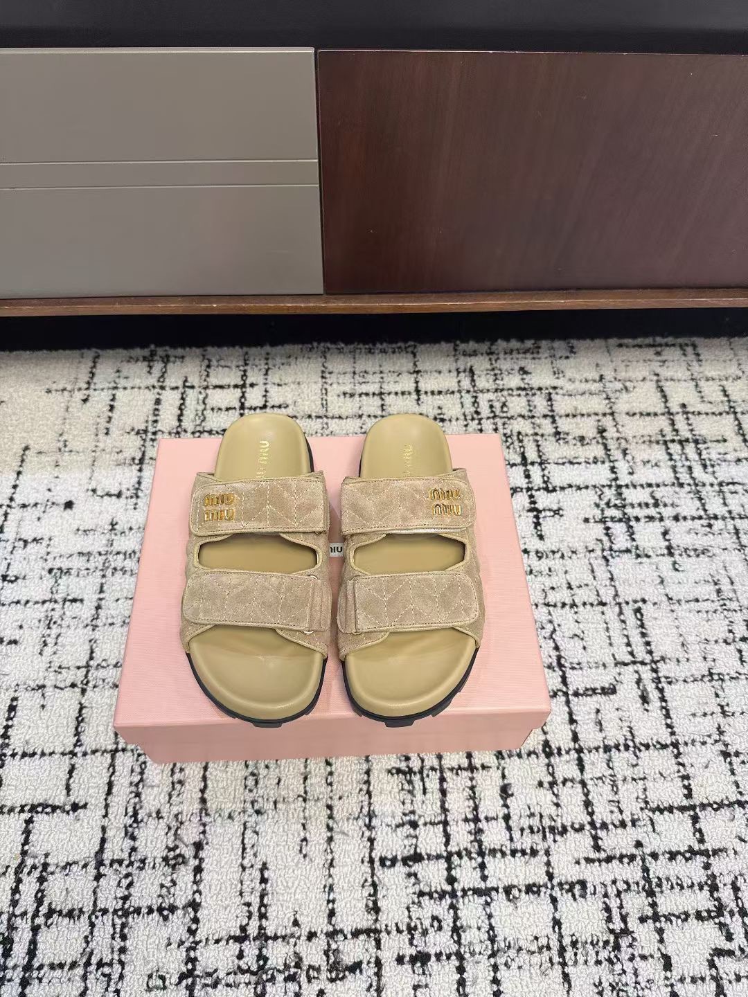 Шлёпанцы женские в стиле Miu Miu бежевого цвета