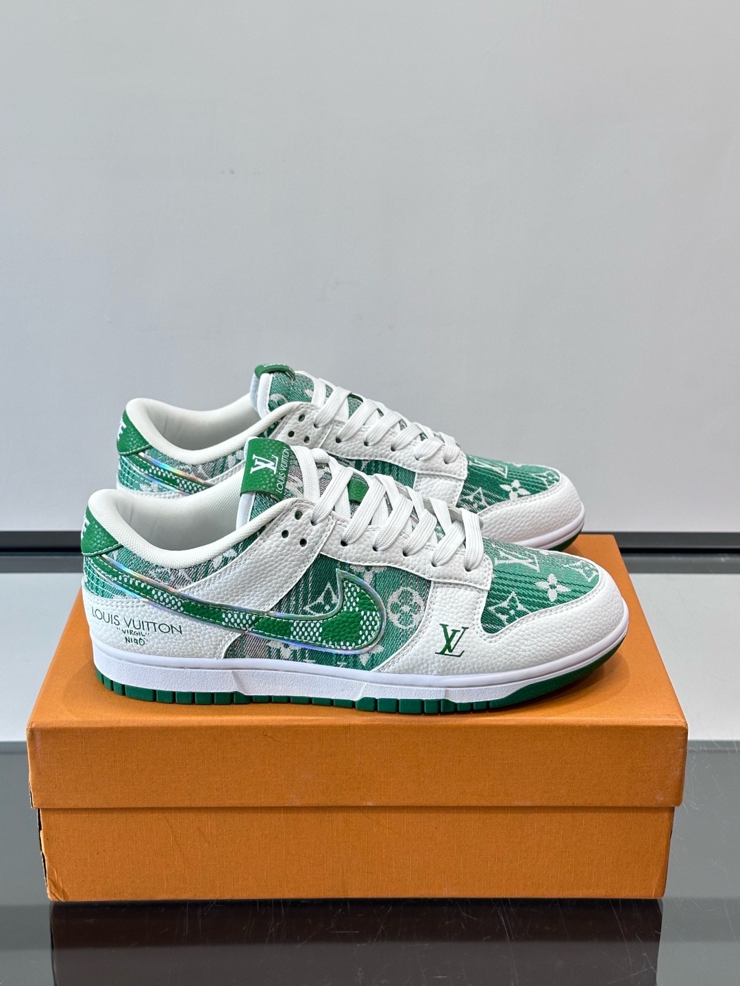 Кроссовки мужские в стиле Louis Vuitton x Nike Dunk Low с принтом зеленого и белого цвета