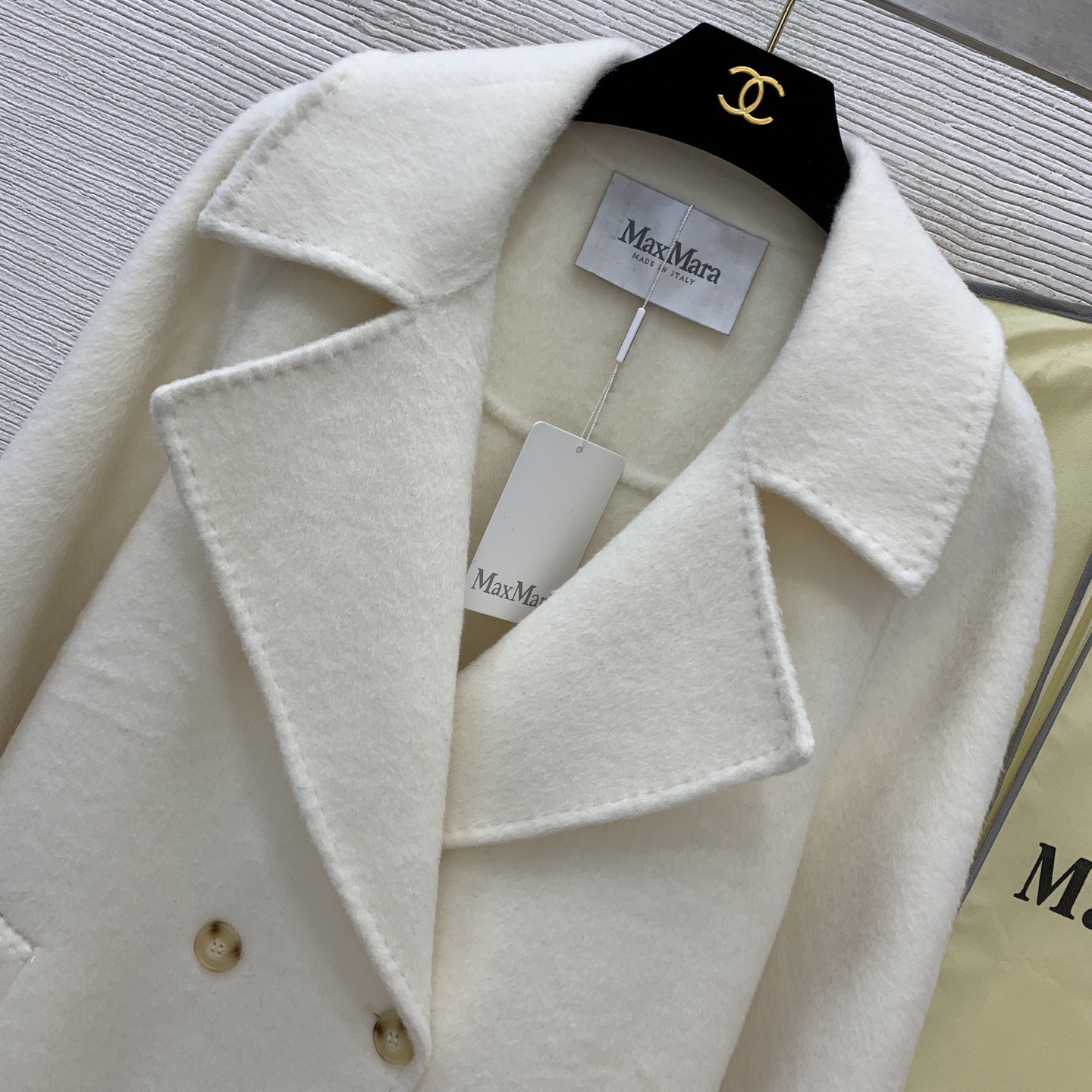 Пальто женское в стиле Max Mara молочного цвета с поясом