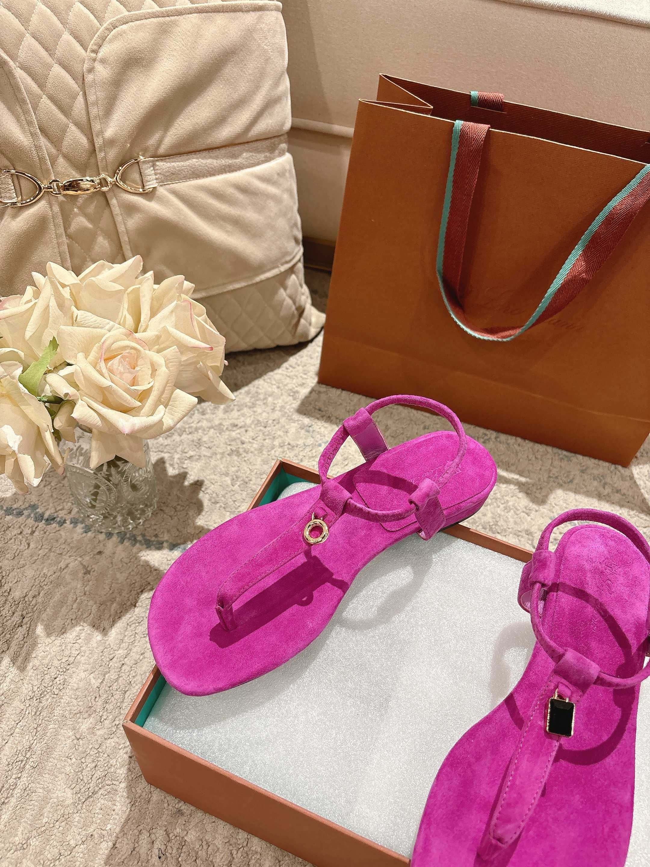 Сандалии женские в стиле Loro Piana с ремешком цвета фуксии