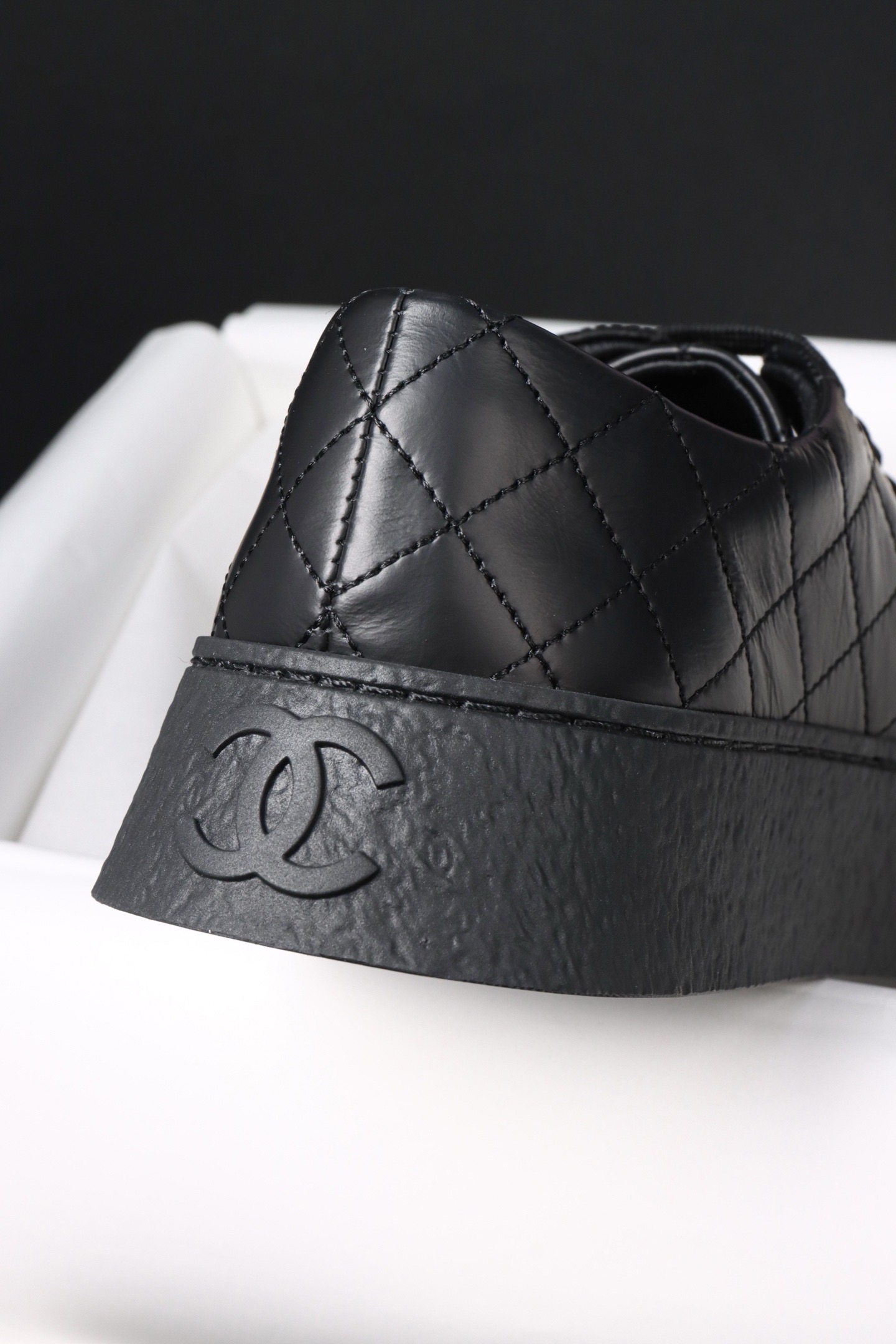 Кеды женские Chanel 25A из натуральной кожи черного цвета