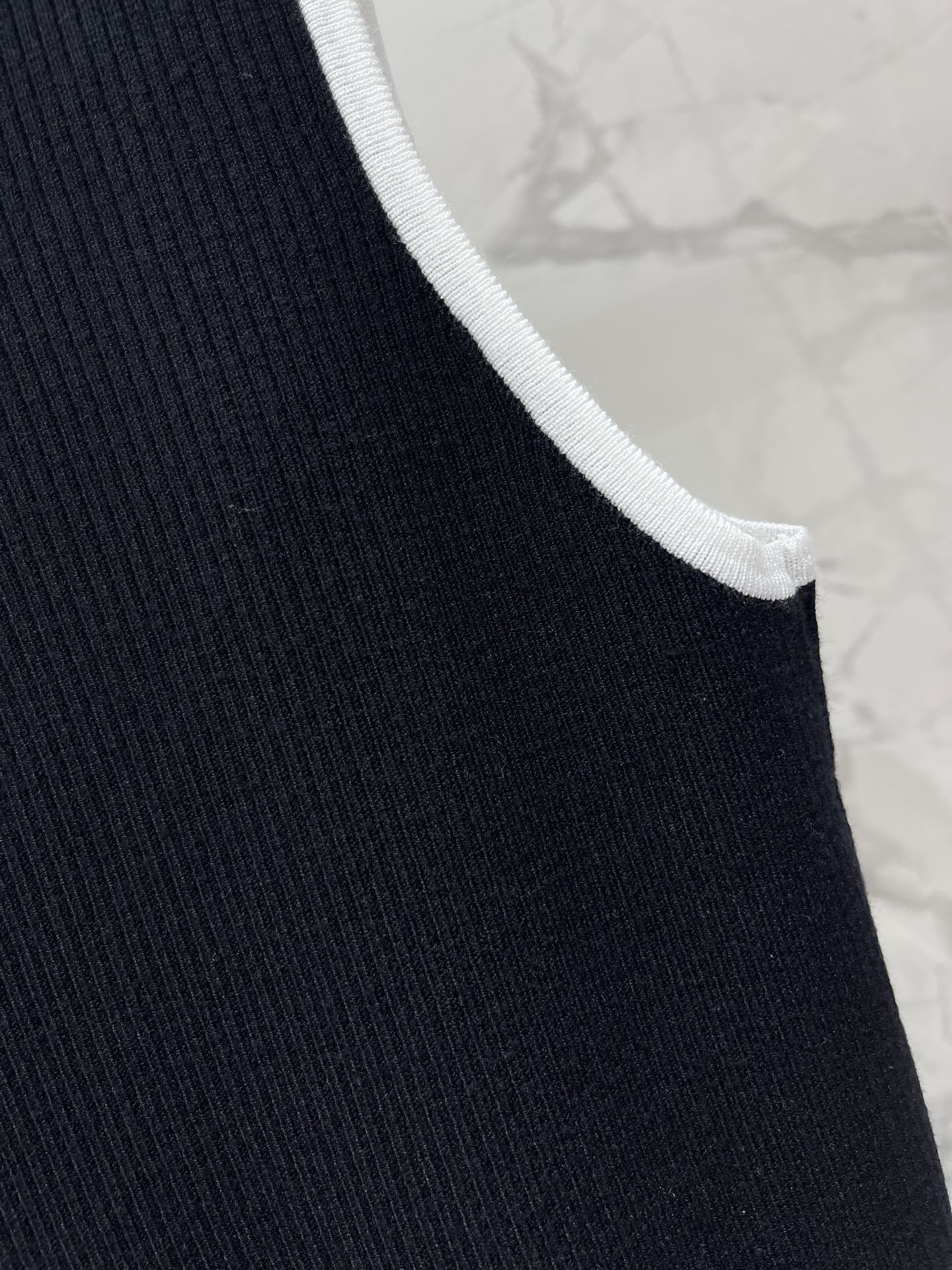 Топ женский в стиле Gucci трикотажный с вышивкой GG на бретелях чёрного цвета