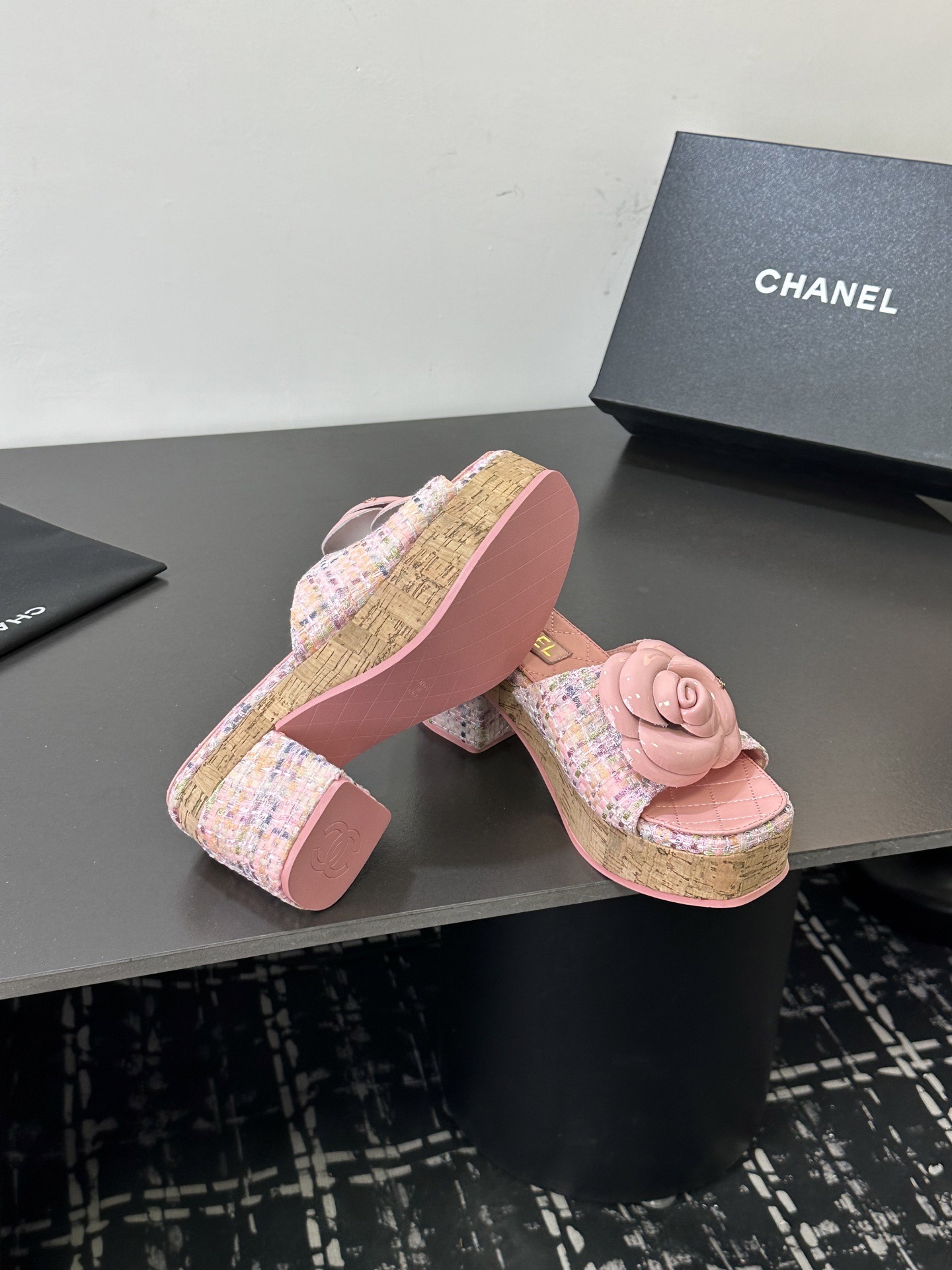 Мюли женские в стиле Chanel с цветком камелии розового цвета