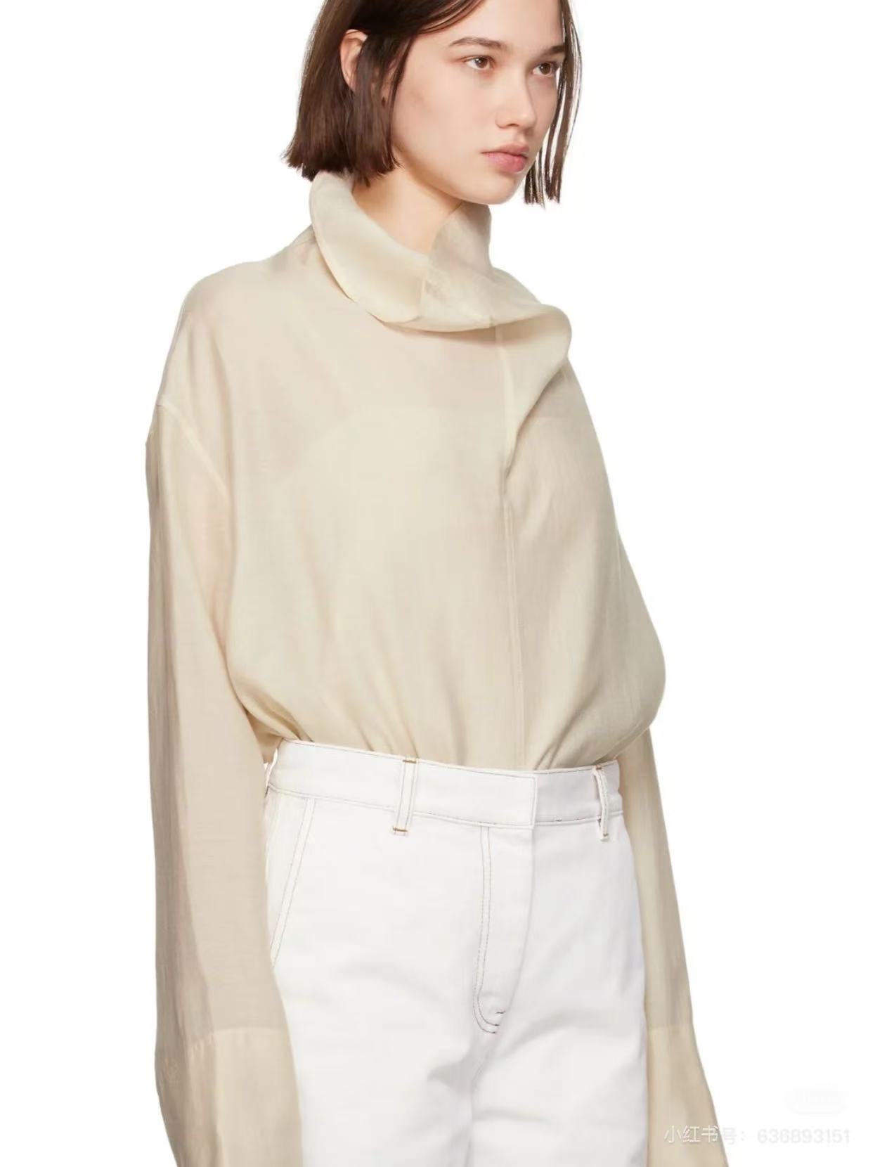 Блуза женская в стиле Balmain из гладкого текстиля белого цвета с драпированным воротником