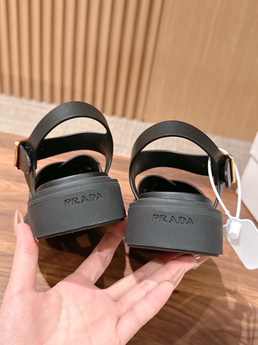 Сандалии женские Prada Roman черного цвета