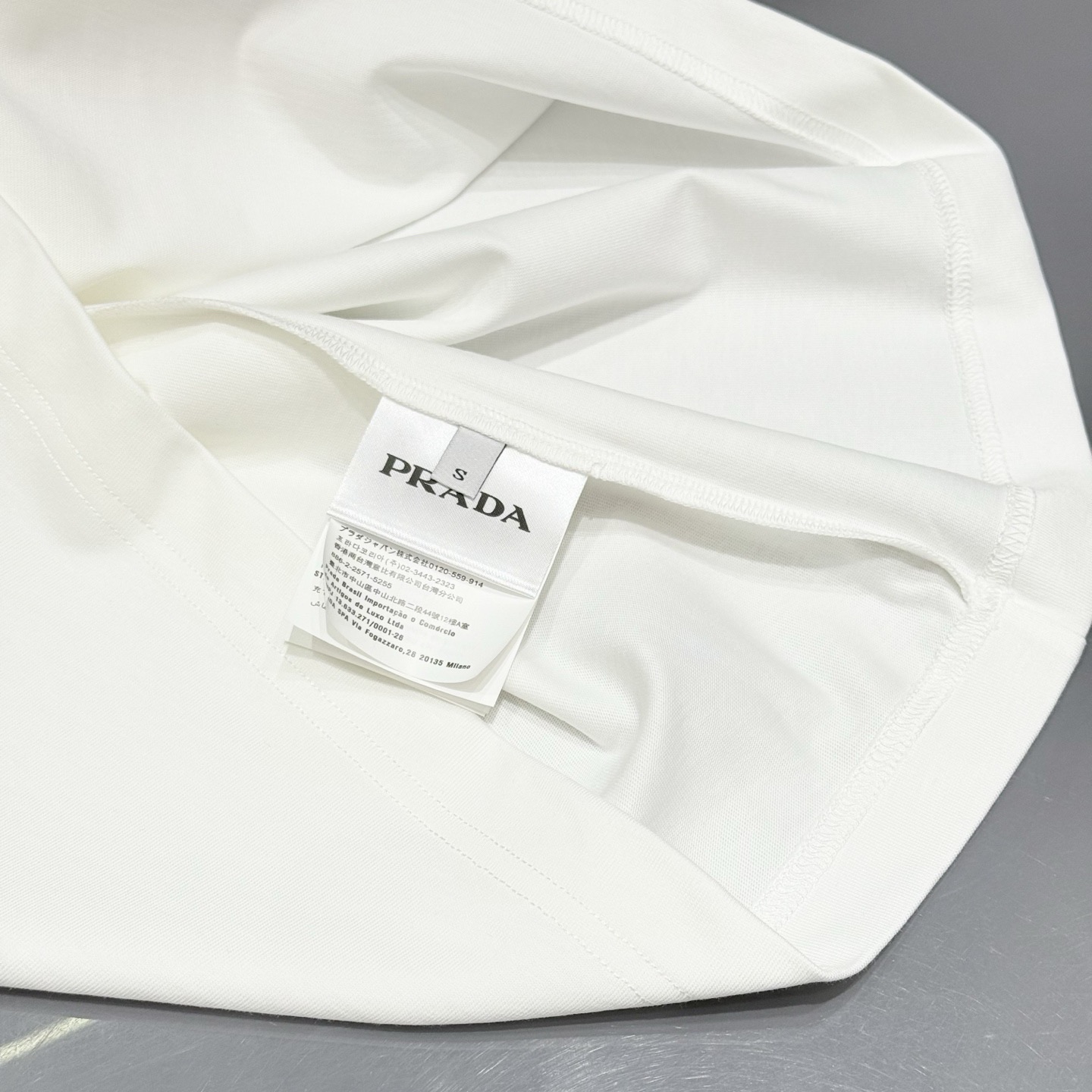 Футболка мужская в стиле Prada с логотипом хлопковая базовая белого и чёрного цвета