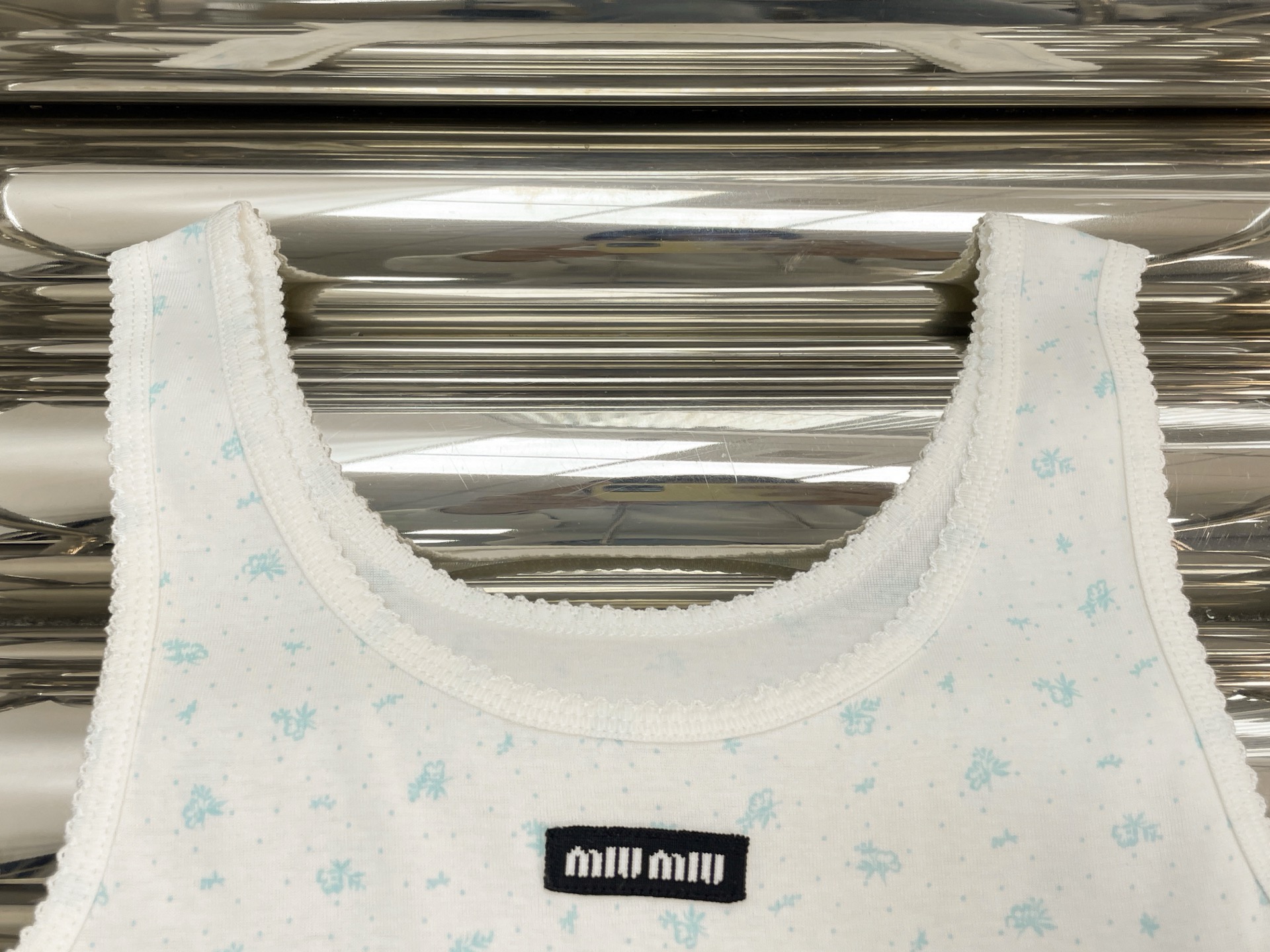 Топ женский в стиле Miu Miu молочного цвета с голубым цветочным принтом