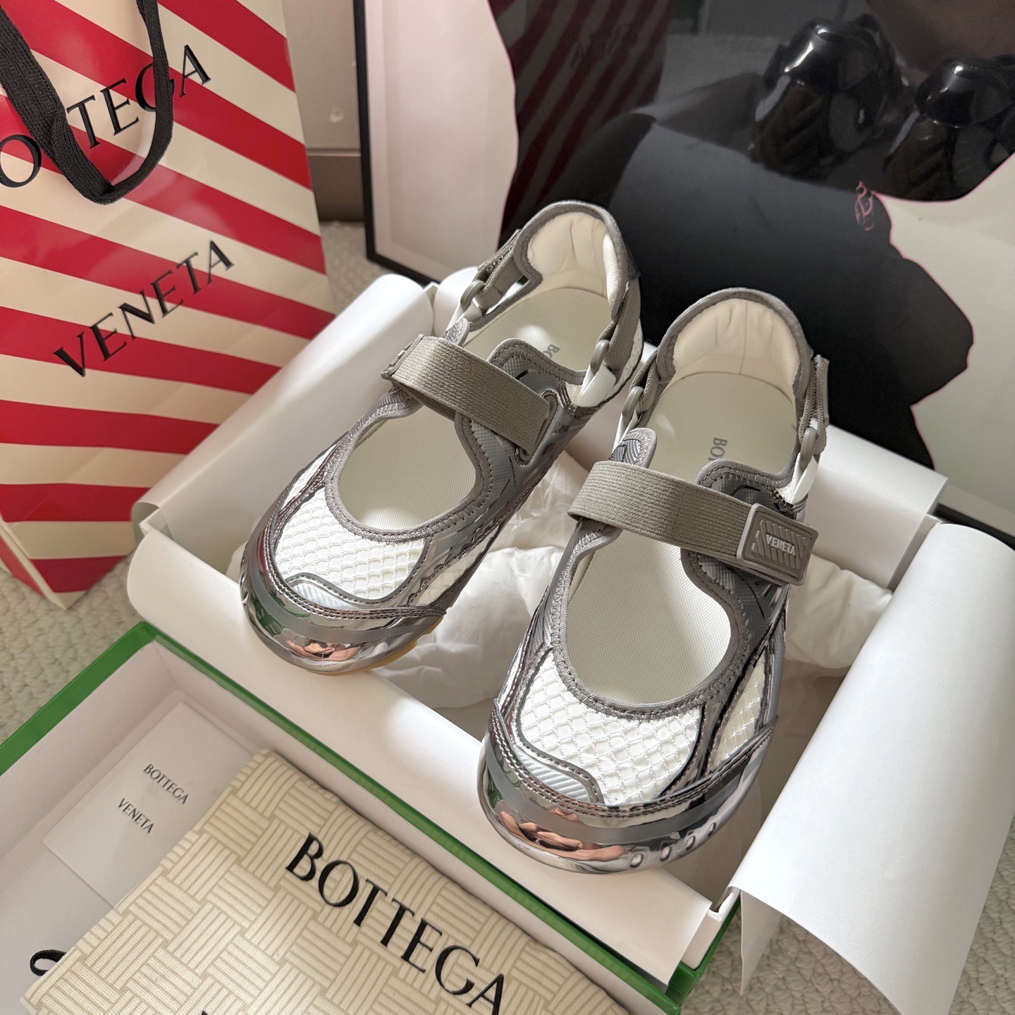 Кроссовки женские Bottega Veneta Orbit Flash серебристого цвета