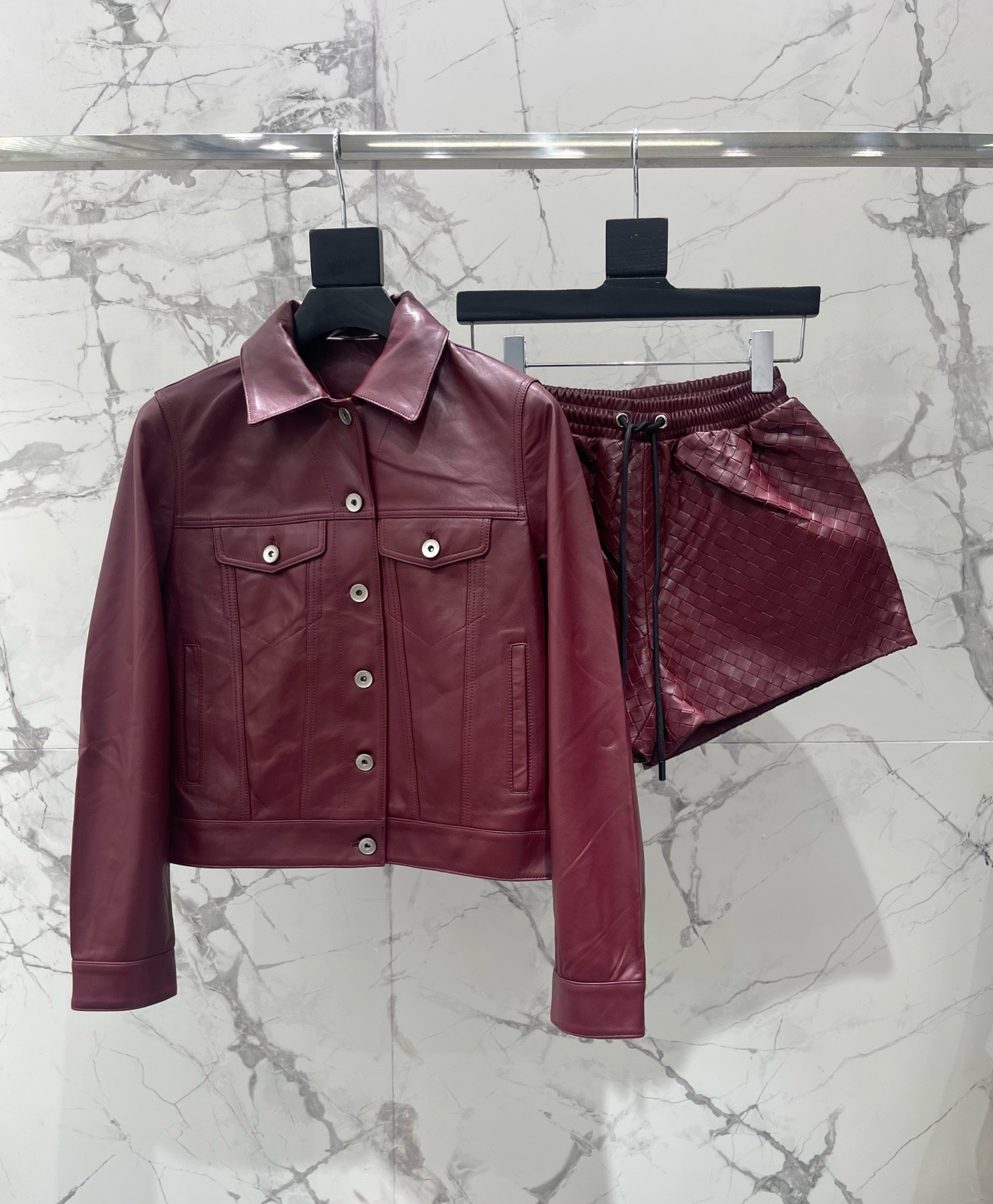 Шорты женские Bottega Veneta бордового цвета с плетением Intrecciato