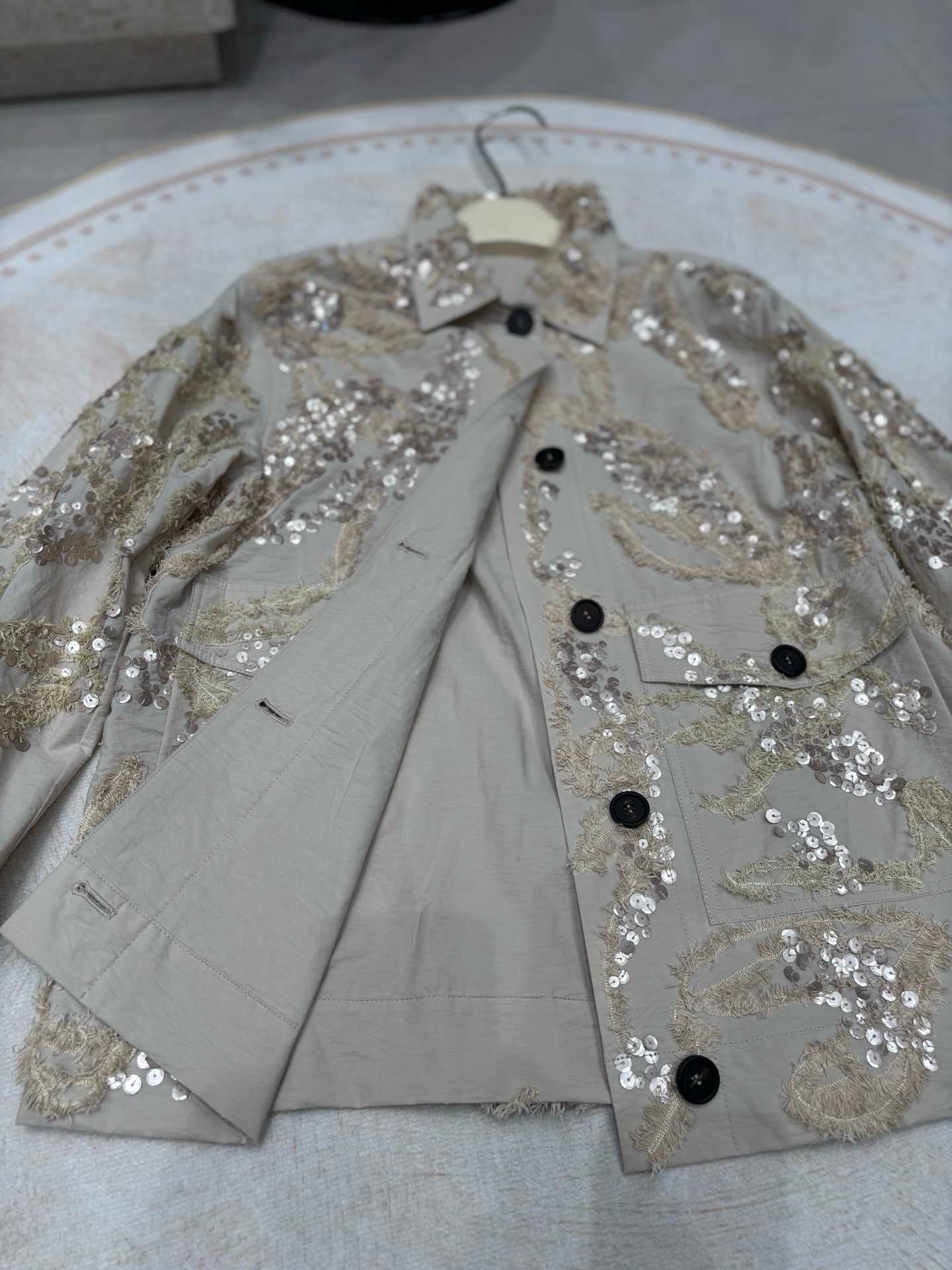 Куртка женская Brunello Cucinelli Dazzling Seabed Embroidery из хлопковой ткани светло-бежевого цвета 