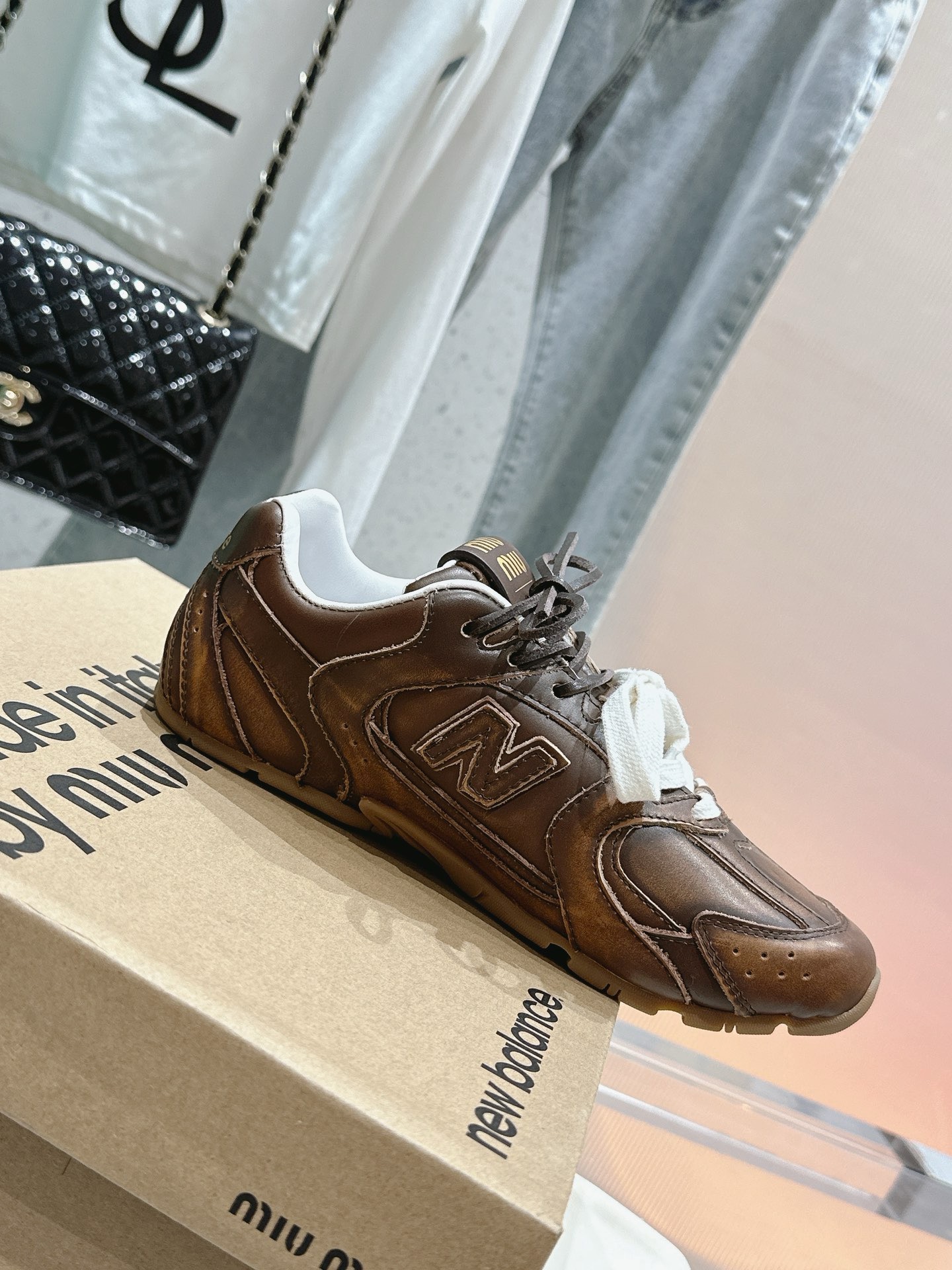 Кроссовки Miu Miu x New Balance коричневого цвета