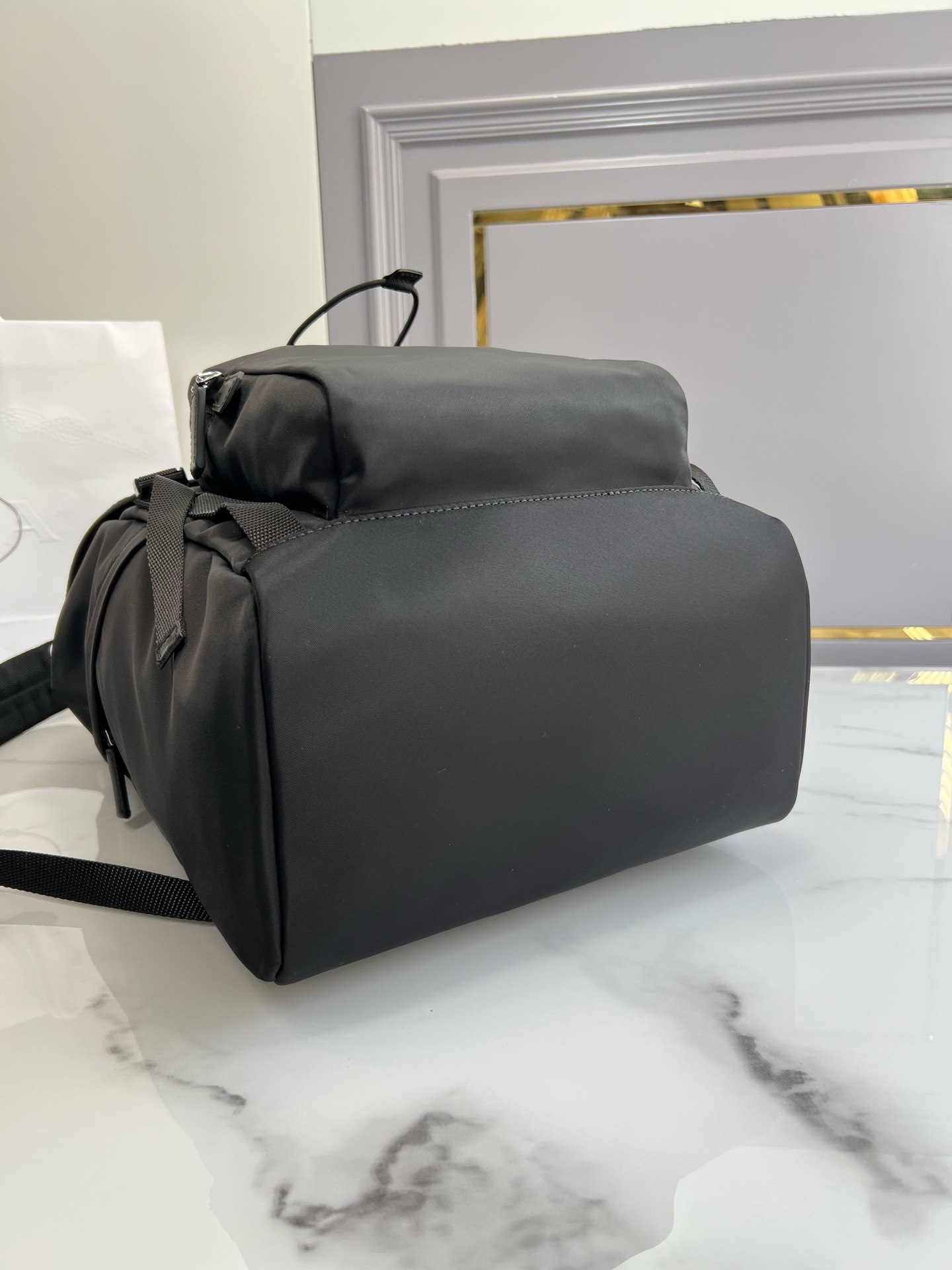 Рюкзак мужской в стиле Prada Re-Nylon чёрного цвета с треугольным логотипом