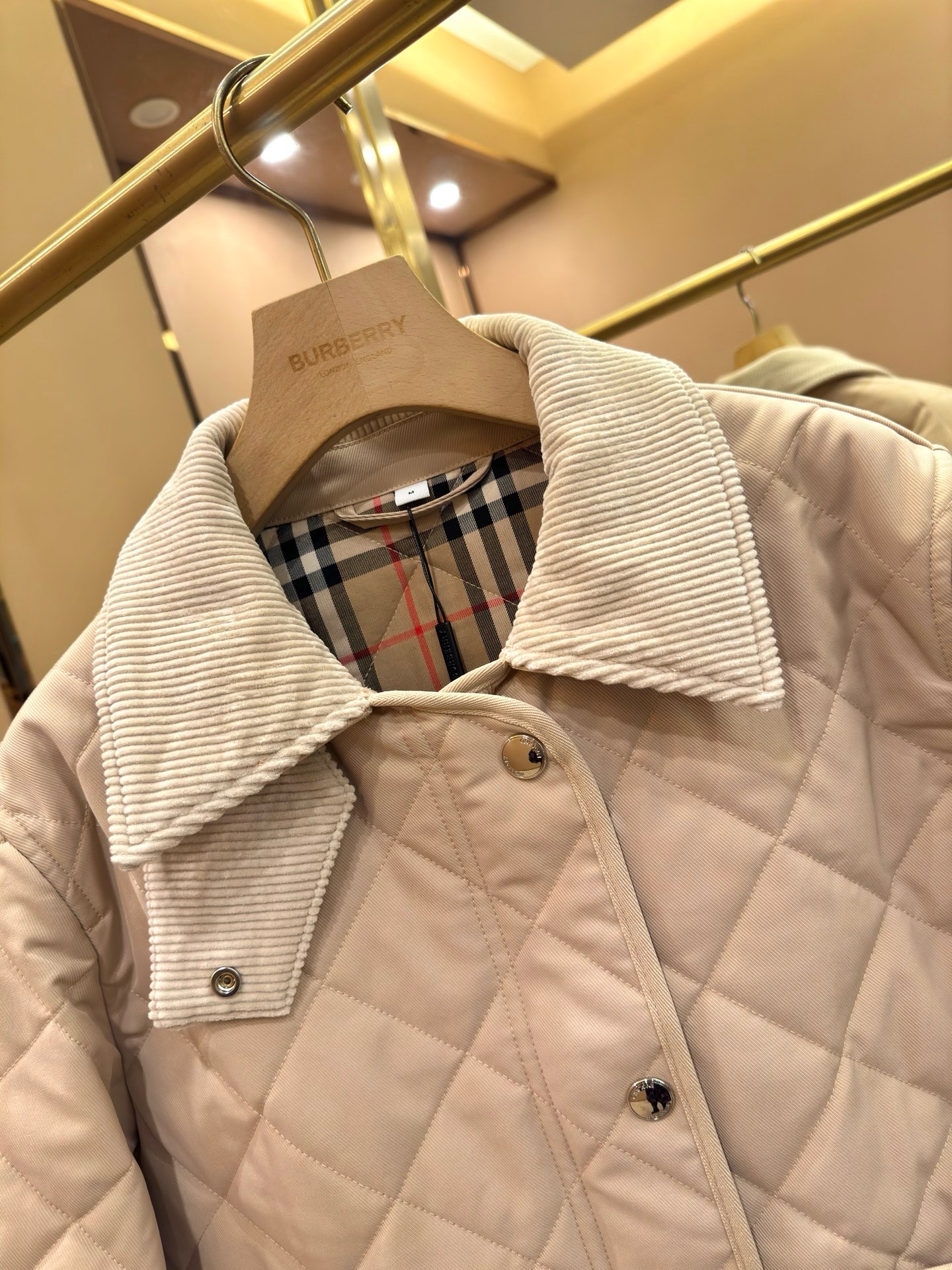 Куртка женская в стиле Burberry укороченная светло-коричневого цвета с вельветовым воротником
