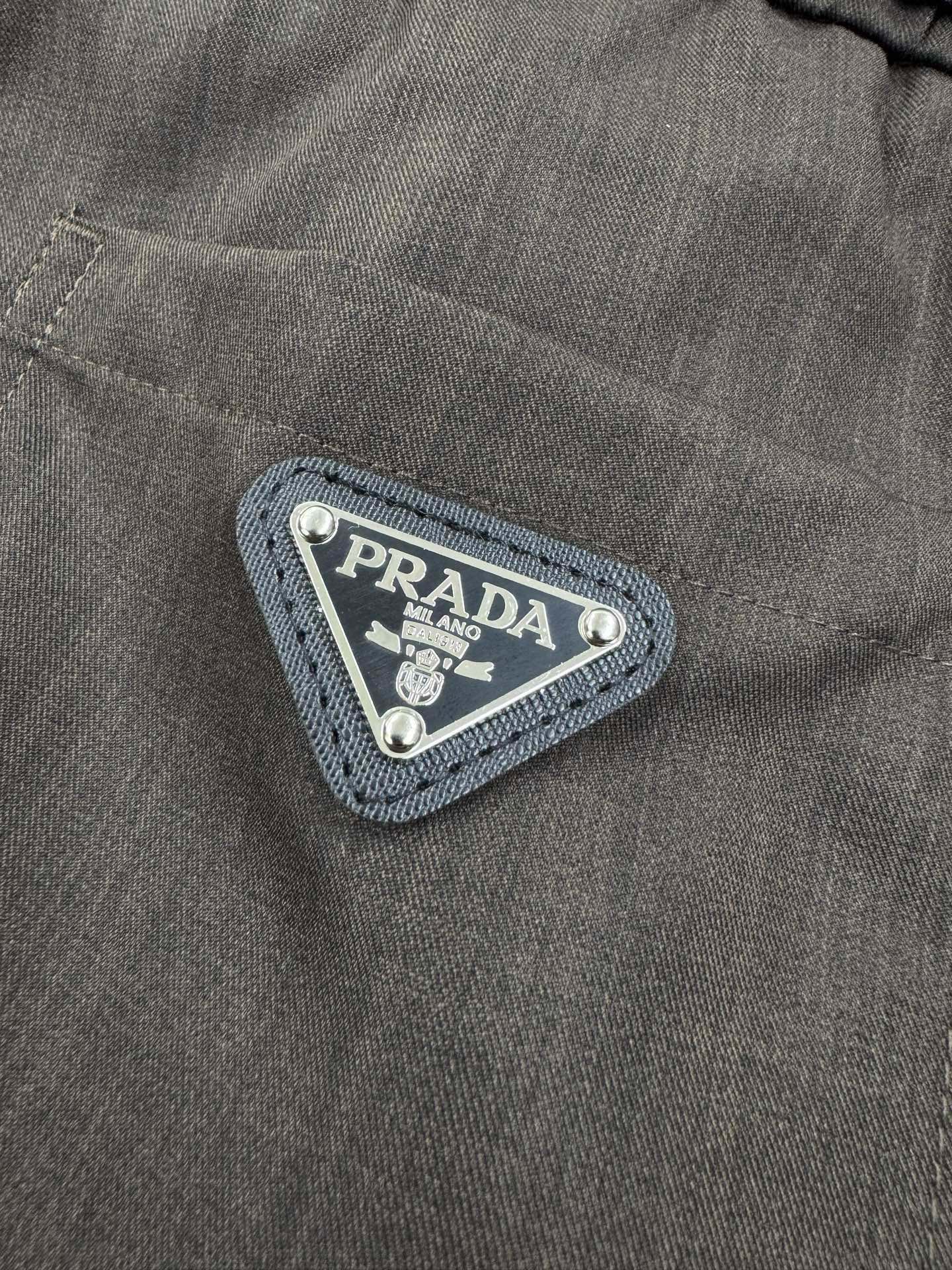 Брюки мужские Prada с поясом и металлической пряжкой чёрного цвета