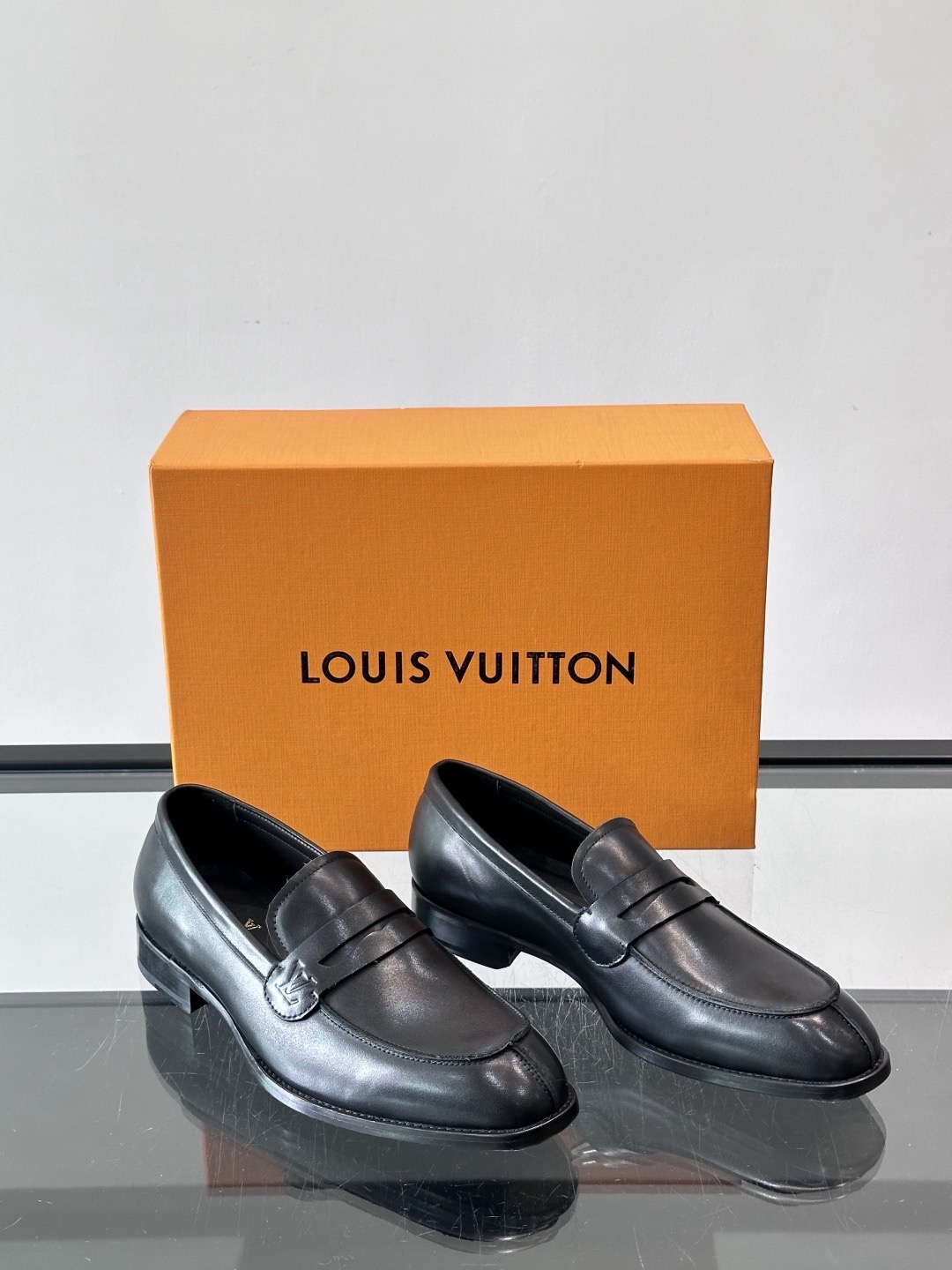 Туфли мужские в стиле Louis Vuitton чёрного цвета с классической перемычкой