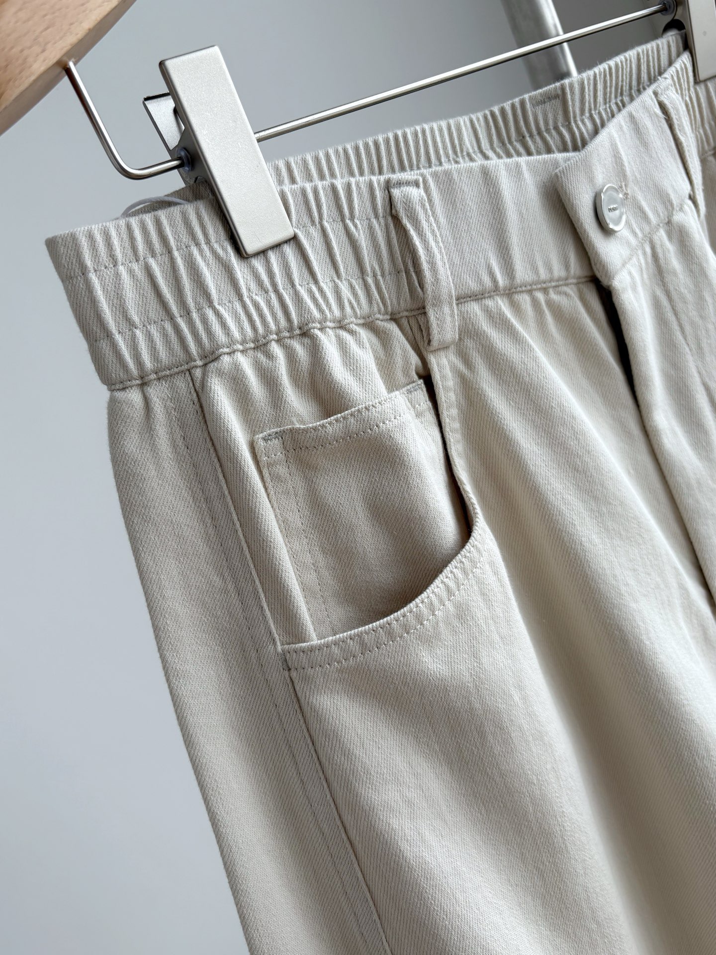 Брюки мужские в стиле Bottega Veneta хлопковые прямого кроя чёрного и бежевого цвета