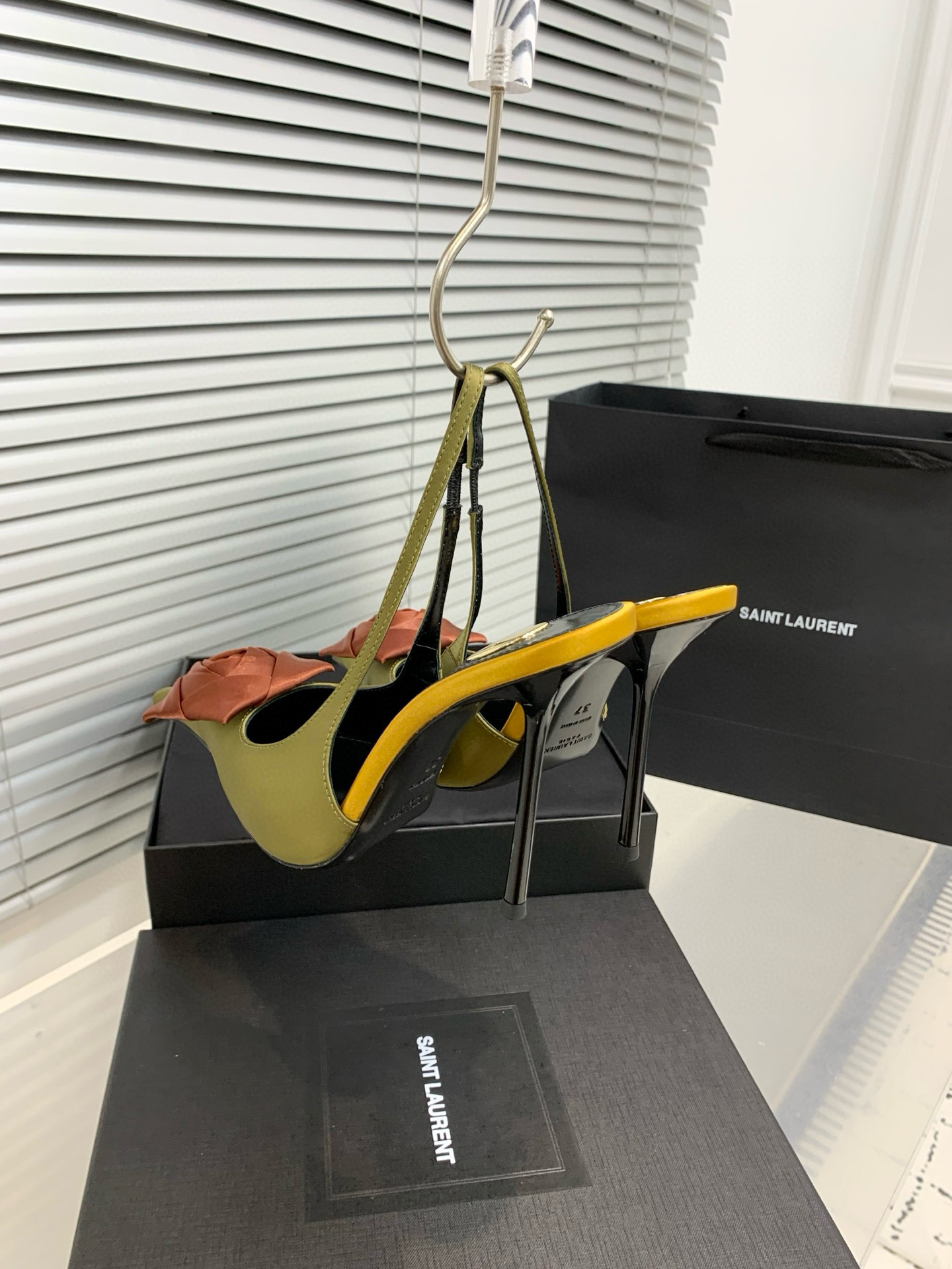 Туфли женские Saint Laurent с цветком slingback оливкового цвета с терракотовым декором