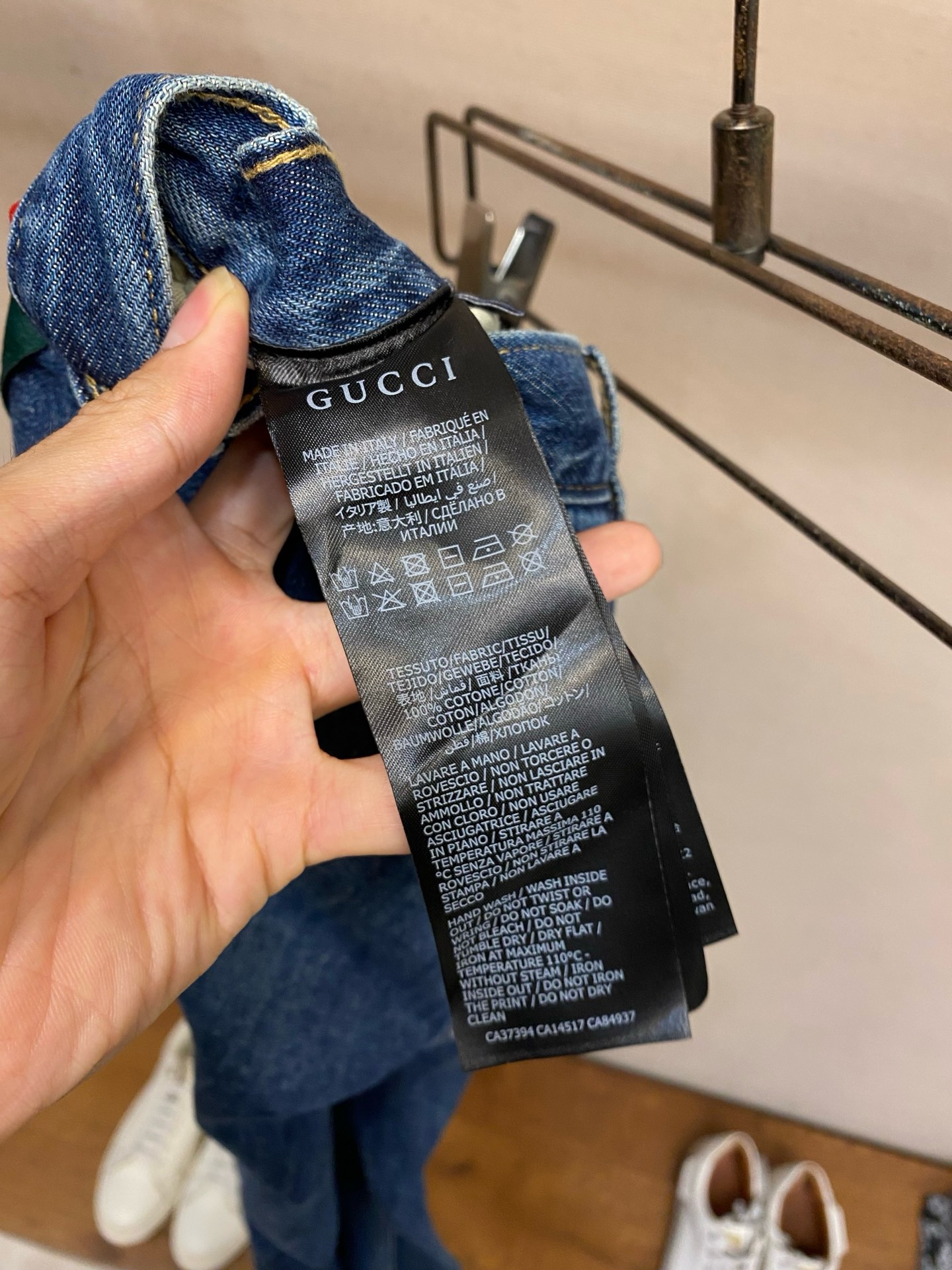 Джинсы мужские Gucci синего цвета с красно-зелёной тесьмой