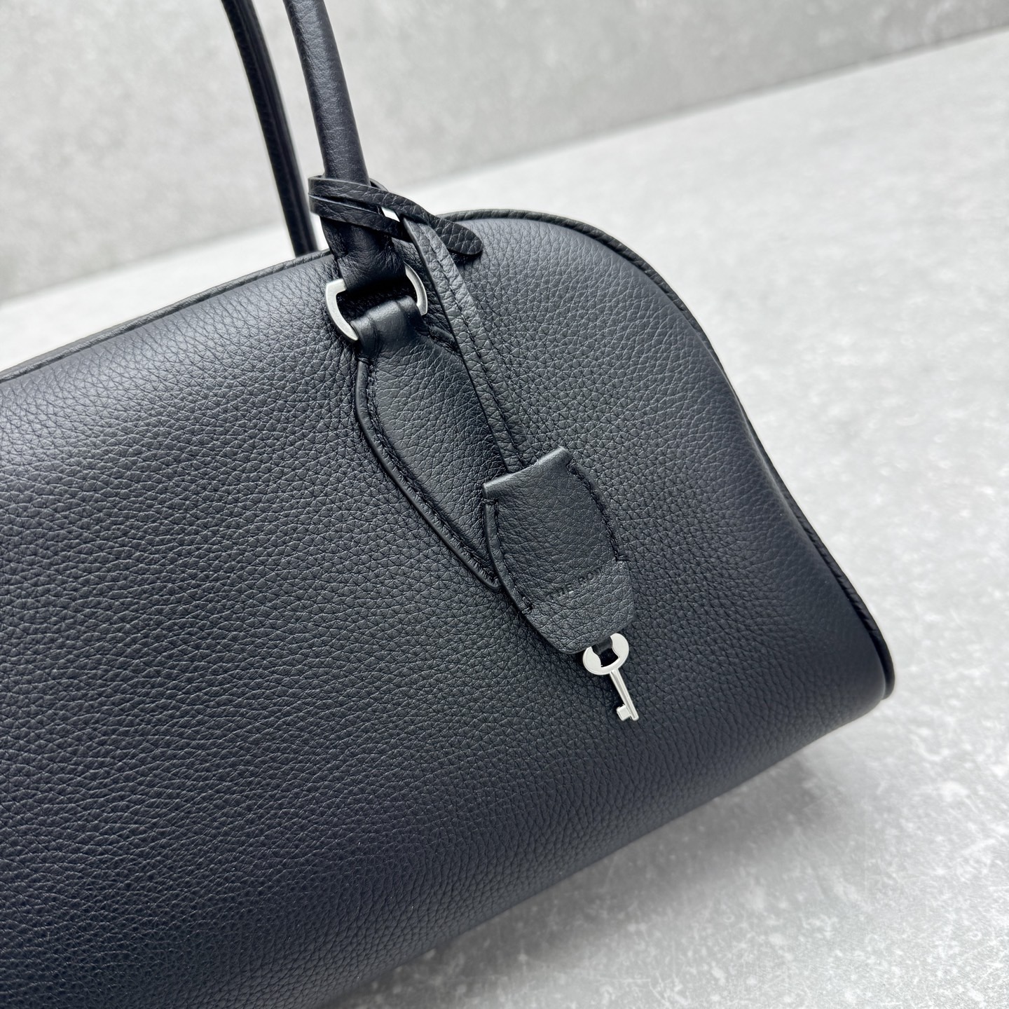 Сумка женская в стиле The Row EW India чёрного цвета