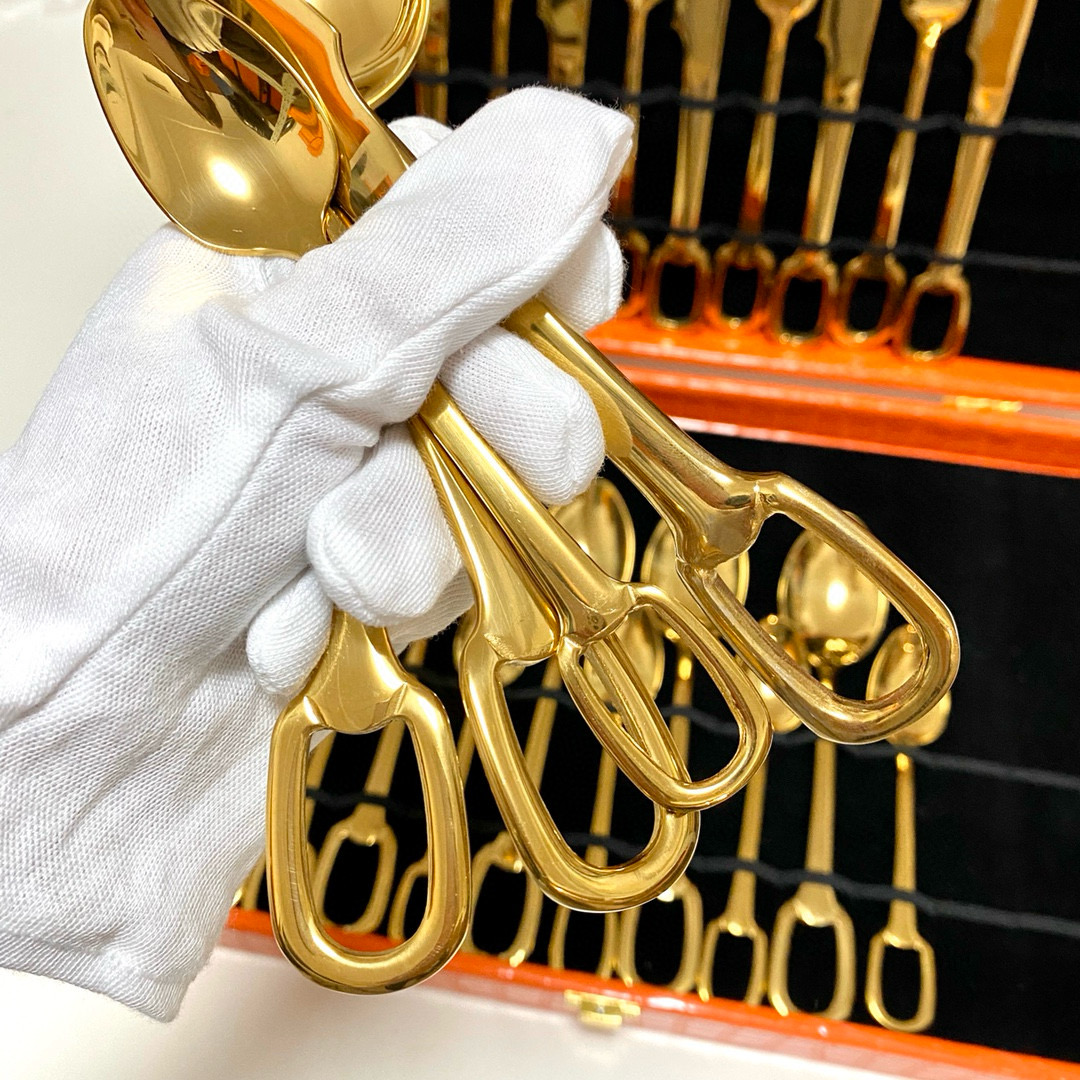 Набор столовых приборов Hermès золотого цвета с декоративными ручками в подарочном кейсе (24 предмета)