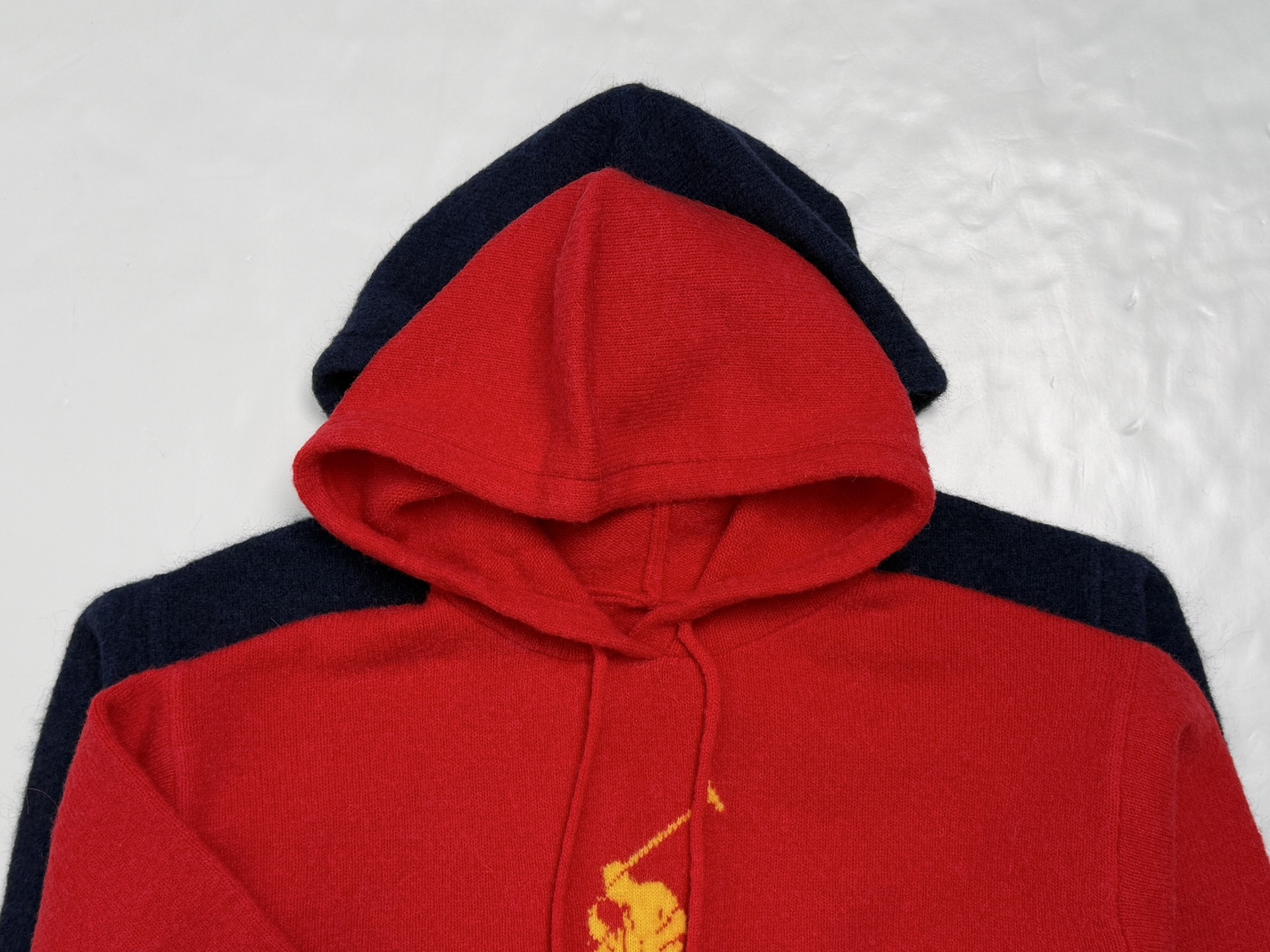 Худи унисекс в стиле Polo Ralph Lauren красного и тёмно-синего цвета с вязаным логотипом