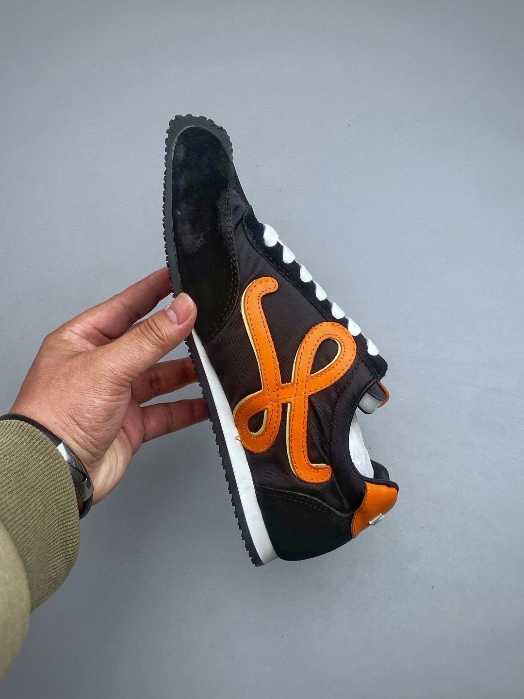 Кроссовки женские в стиле Loewe Flow Runner черного цвета с оранжевыми вставками
