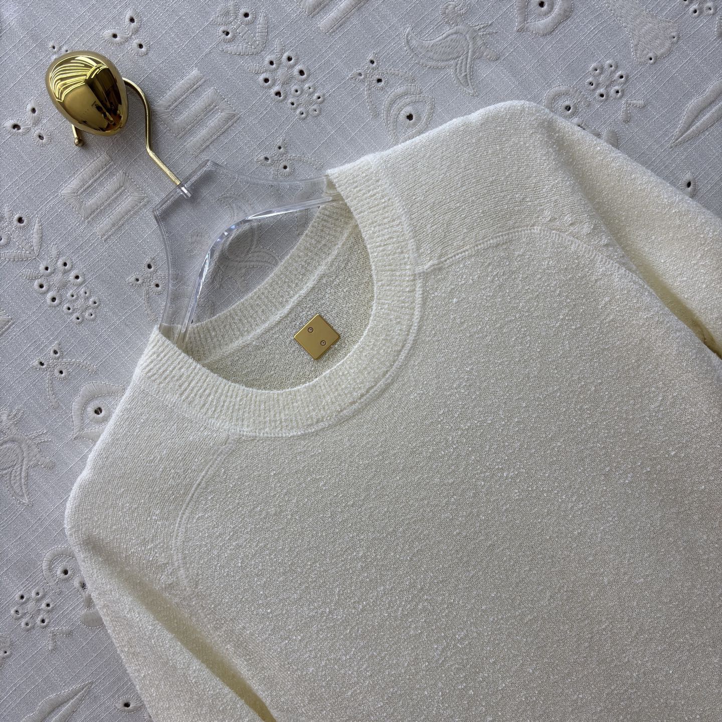 Футболка женская в стиле Schiaparelli молочного цвета с контрастной отделкой швов