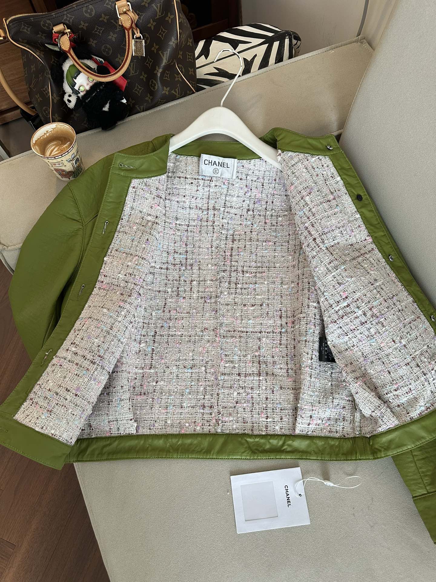 Куртка женская в стиле Chanel из натуральной кожи зелёного цвета укороченная с декоративными пуговицами