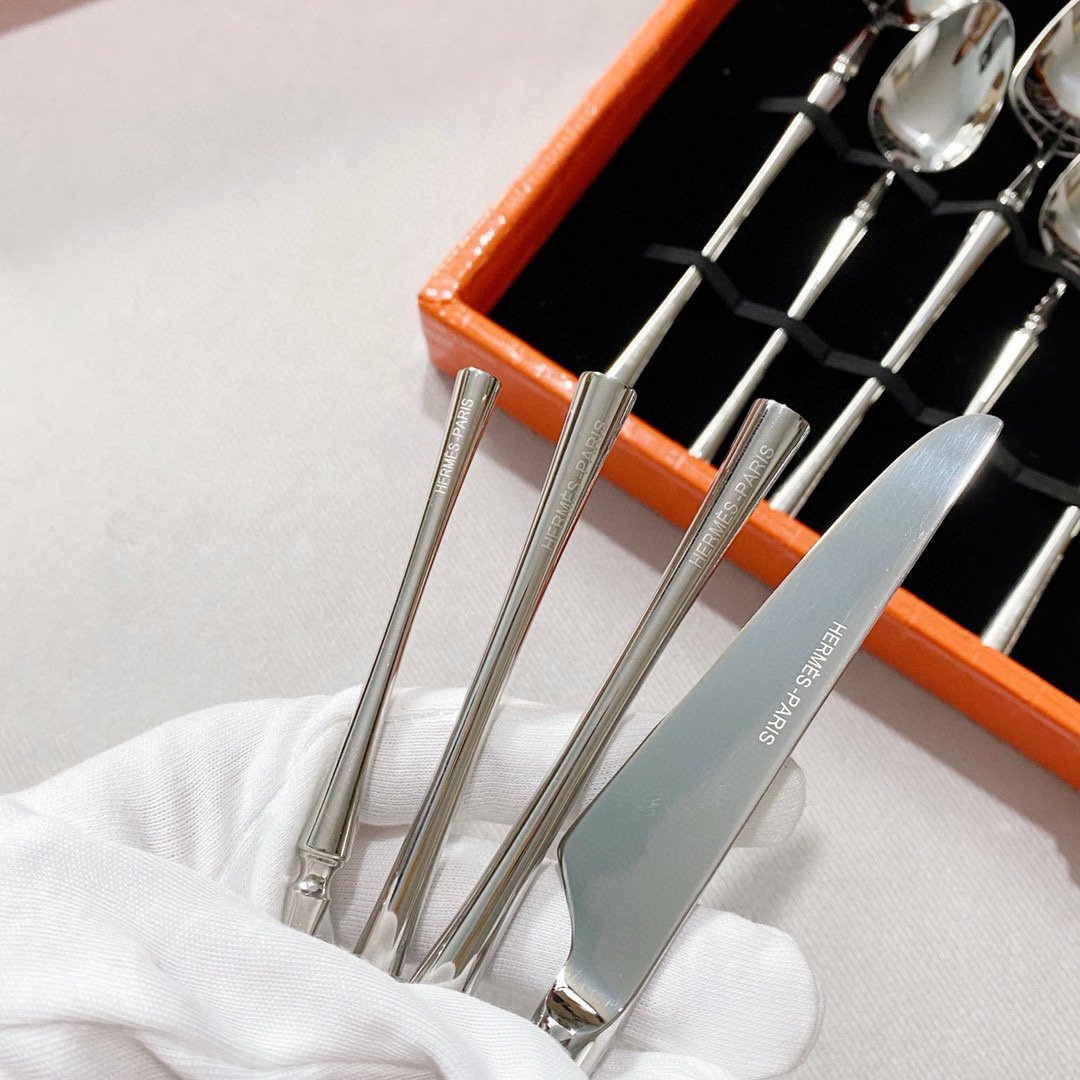 Набор столовых приборов унисекс в стиле Hermès серебристого цвета в премиальном подарочном кейсе (24 предмета)