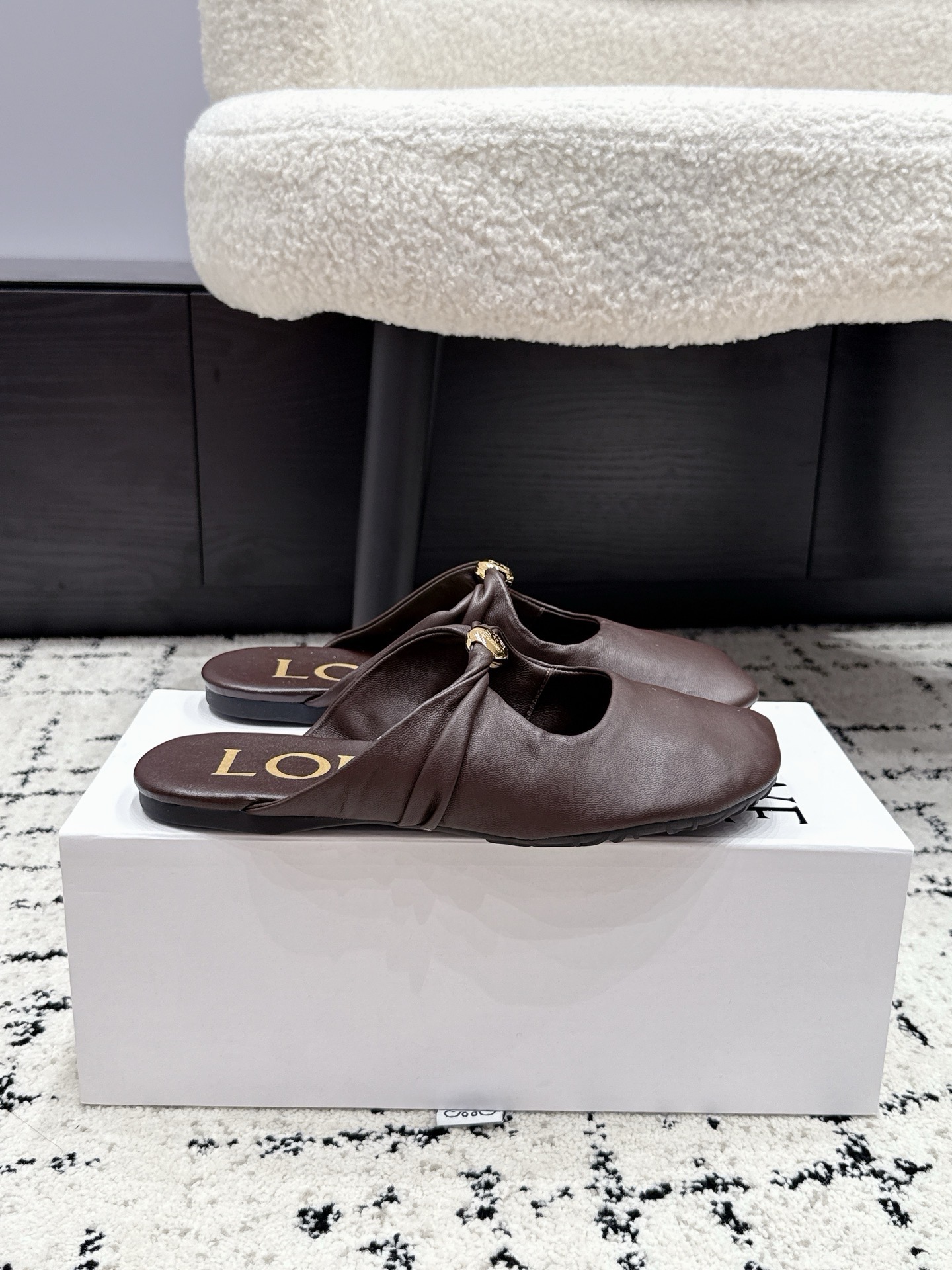 Мюли женские Loewe Pebble Soft тёмно-коричневого цвета