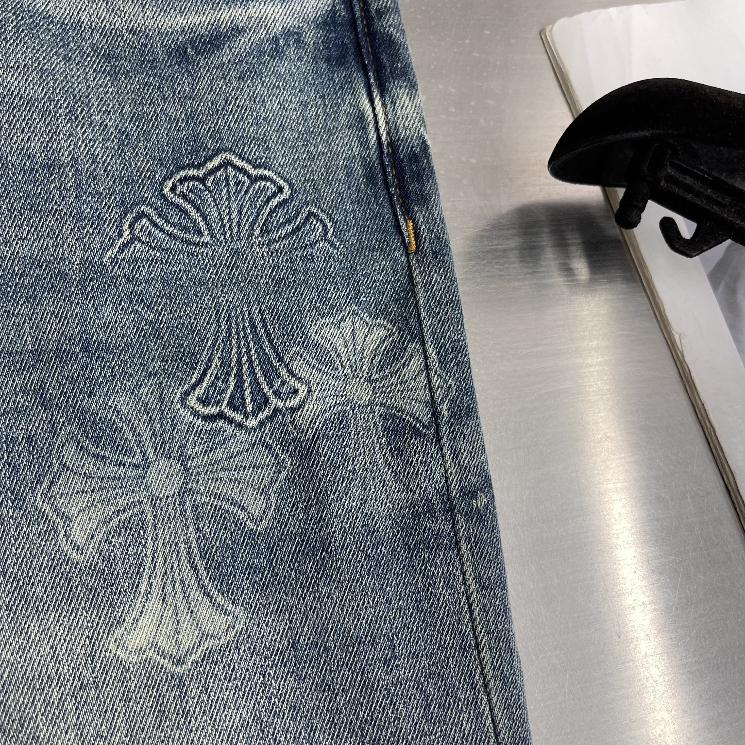 Джинсы мужские в стиле Chrome Hearts прямого кроя с декоративным принтом