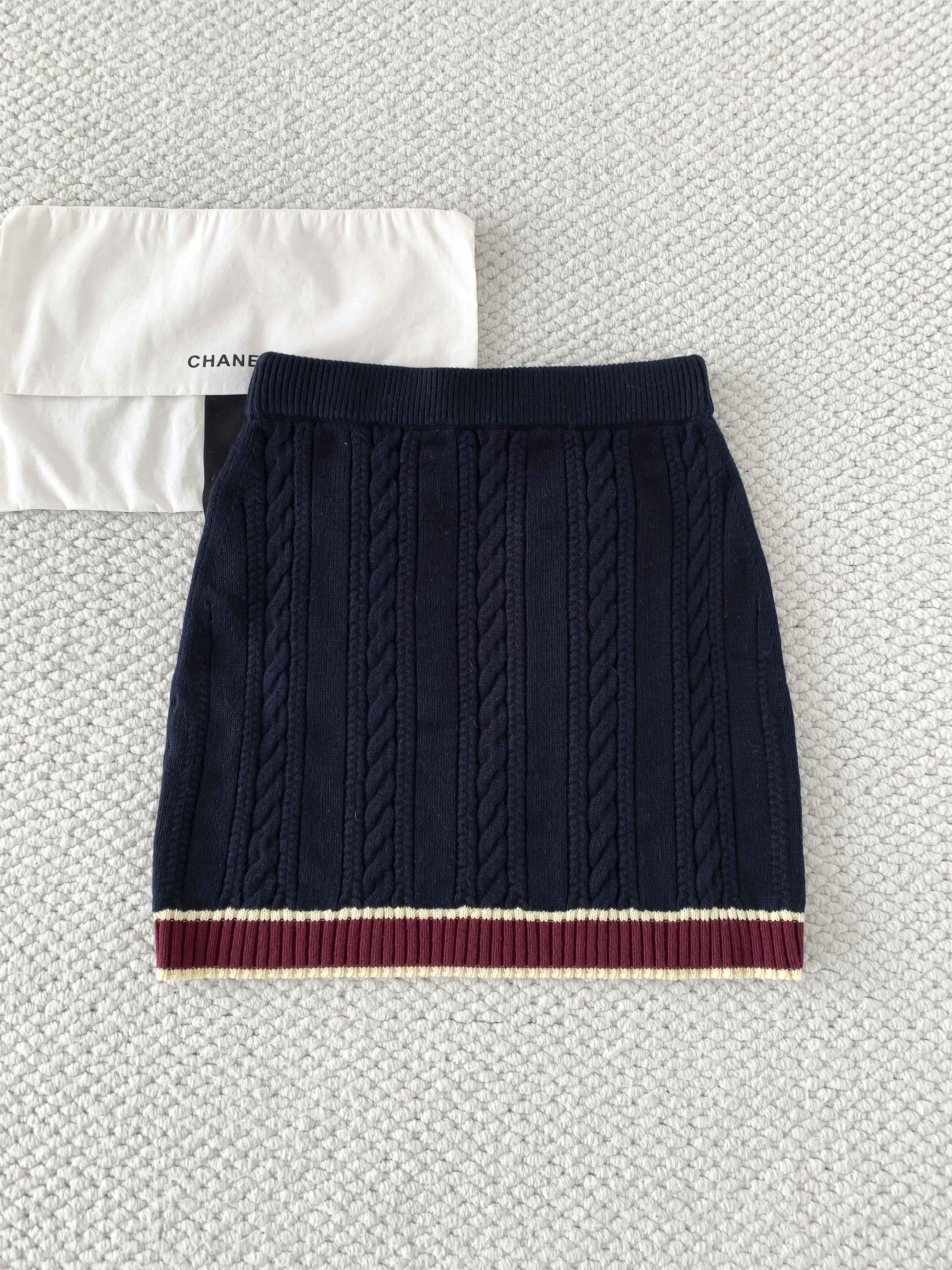 Юбка женская в стиле Chanel тёмно-синего цвета с контрастной отделкой