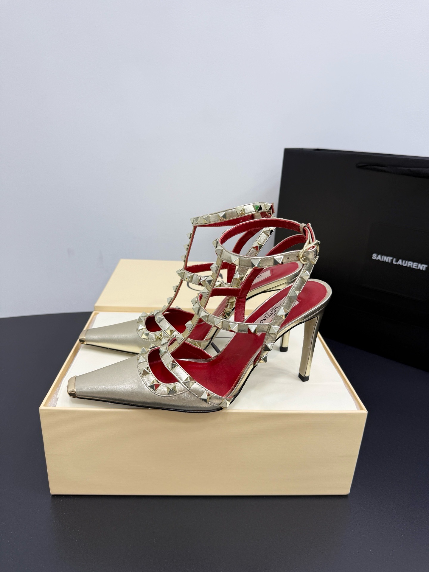 Босоножки женские в стиле Valentino Garavani Rockstud золотистого цвета