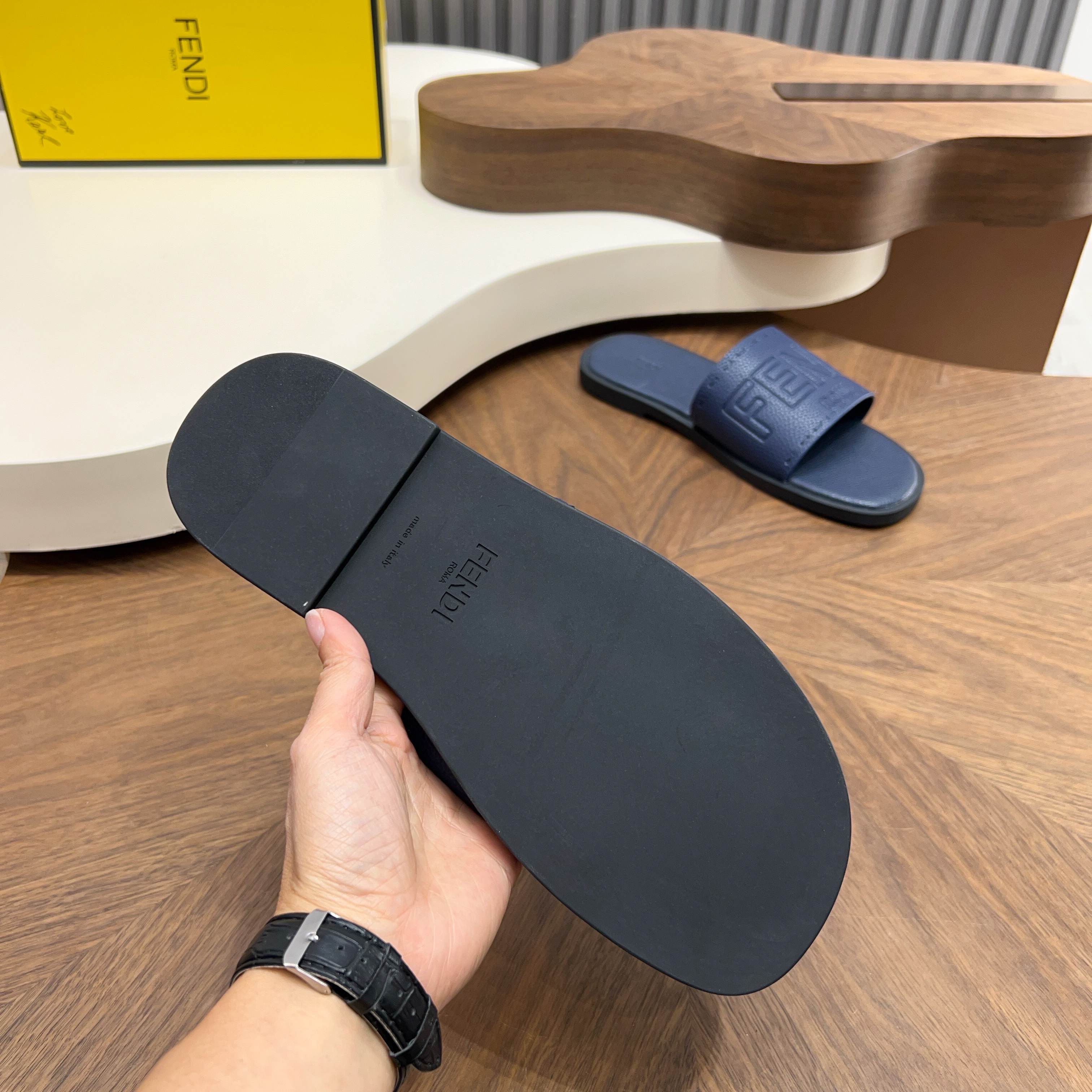 Сандалии мужские в стиле Fendi синего цвета