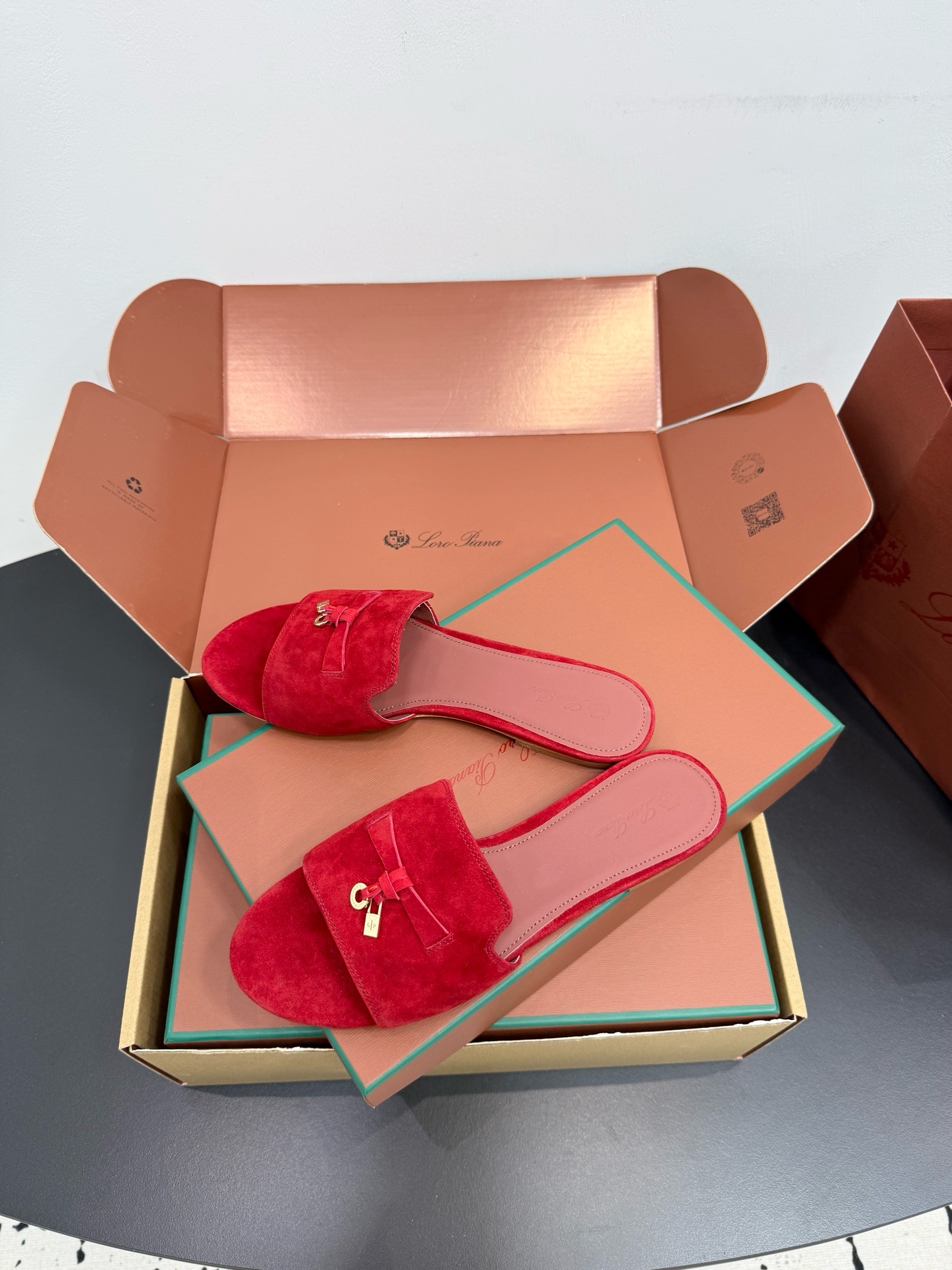 Шлепанцы женские в стиле Loro Piana My Charms красного цвета