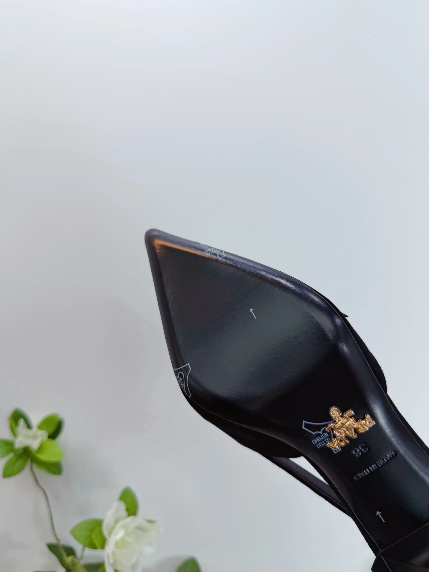 Туфли женские Prada из натуральной замши чёрного цвета