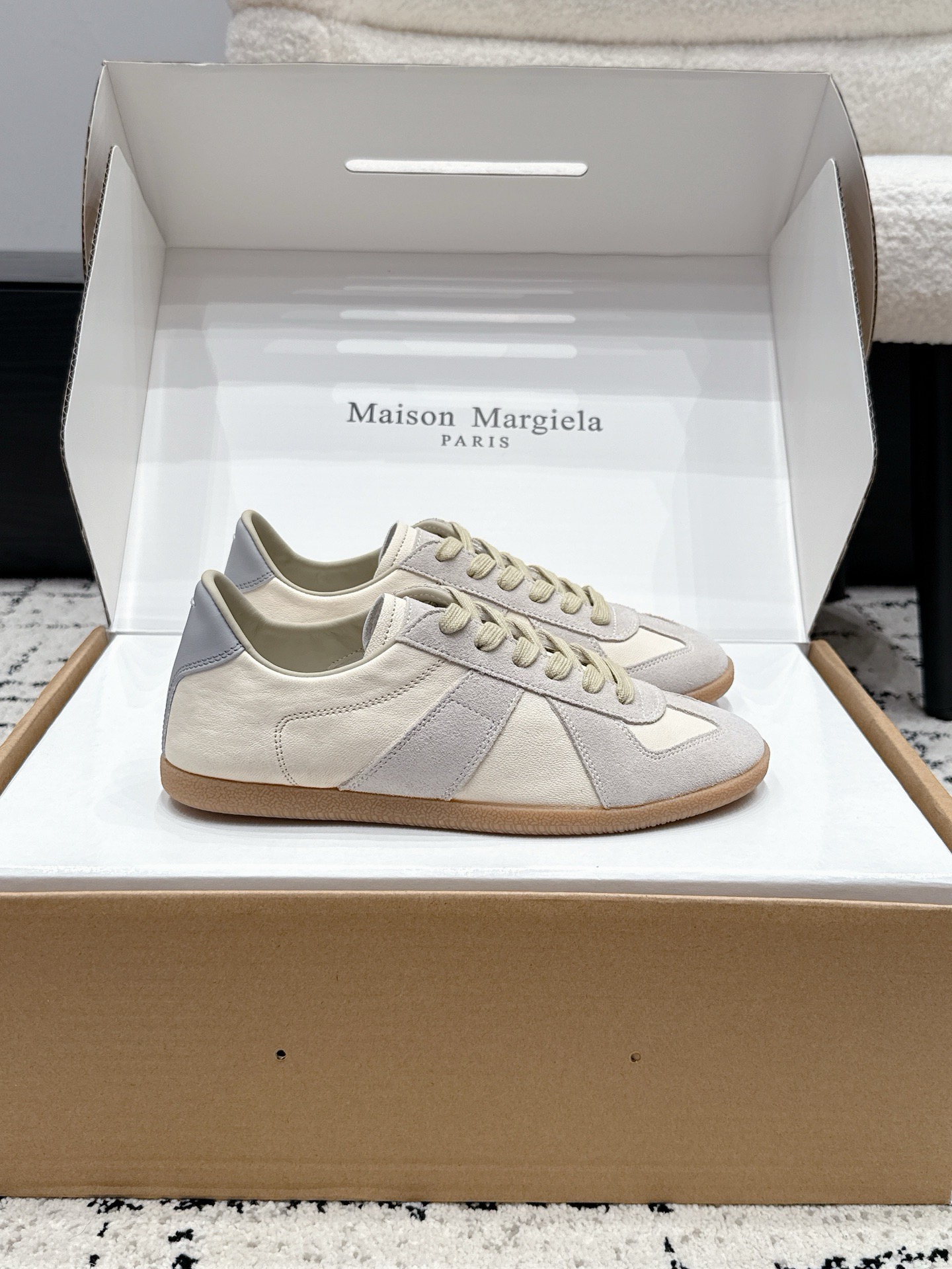 Кроссовки унисекс в стиле Maison Margiela MM6 German Trainer белого цвета с серыми вставками 
