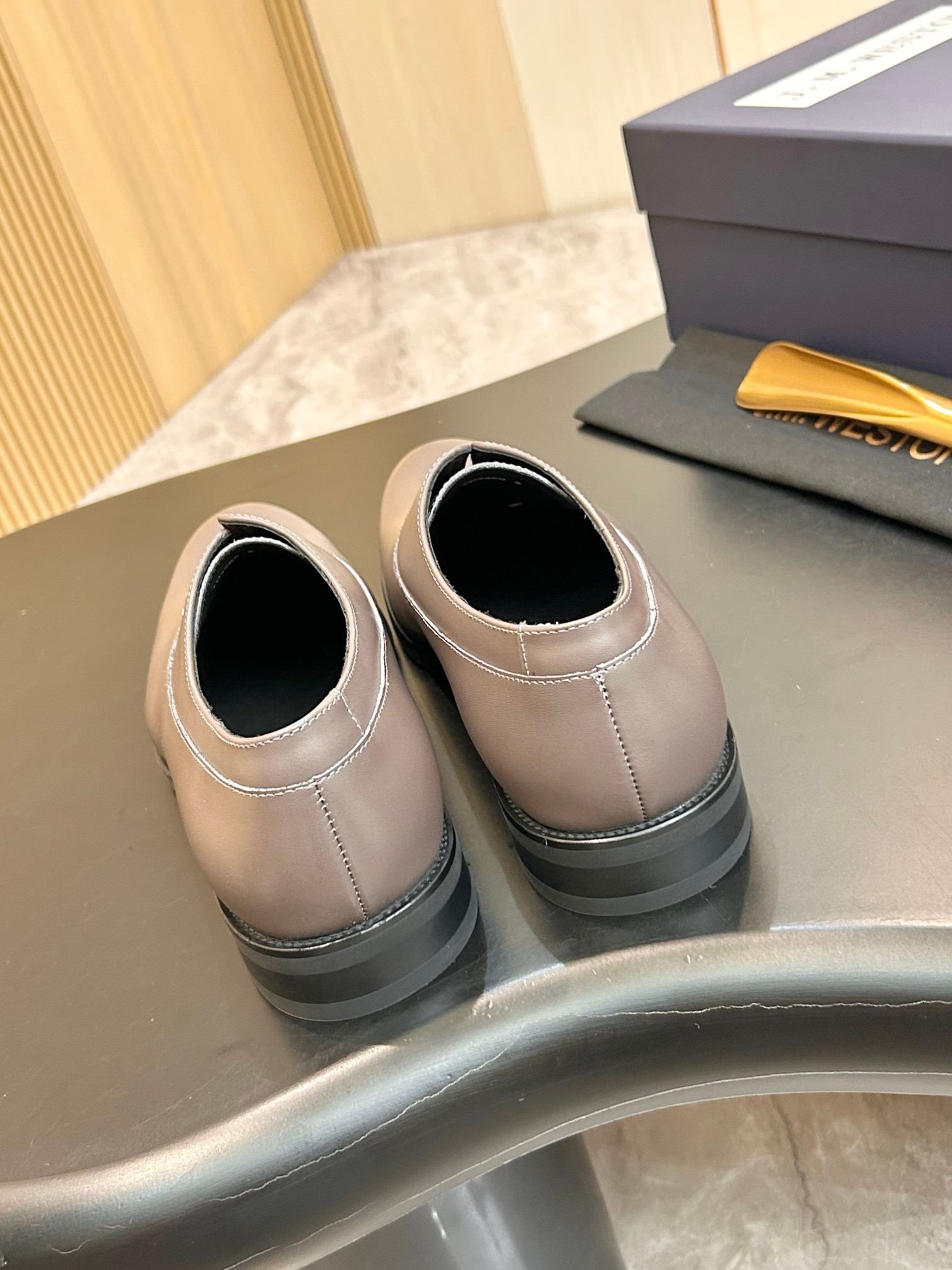 Туфли мужские J.M. Weston Iena Slip-On Oxford серо-бежевого цвета