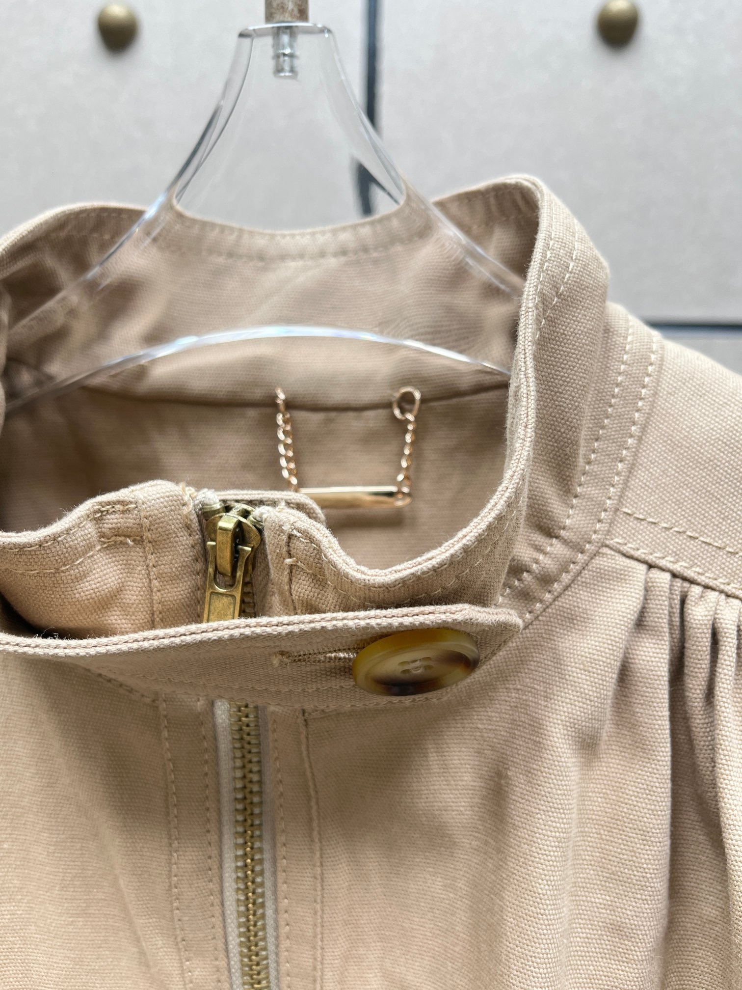 Куртка женская укороченная Chloé  бежевого цвета с воротником-стойкой и сборками