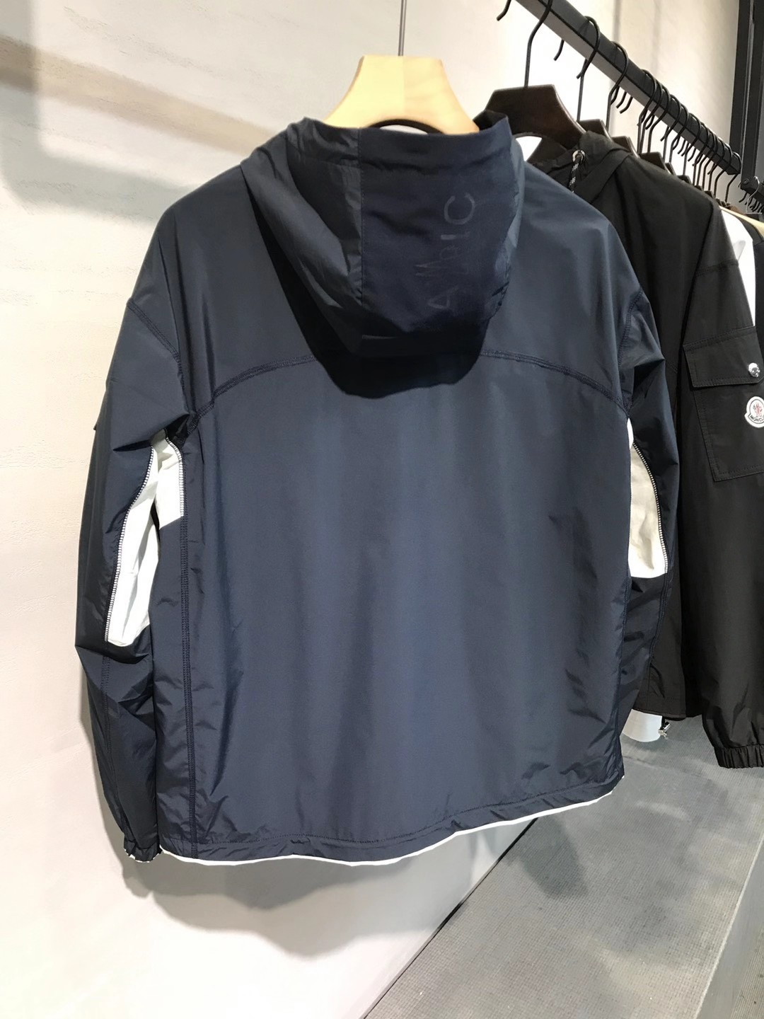 Куртка мужская в стиле Moncler с капюшоном из технологичной ткани Pertex тёмно-синего цвета