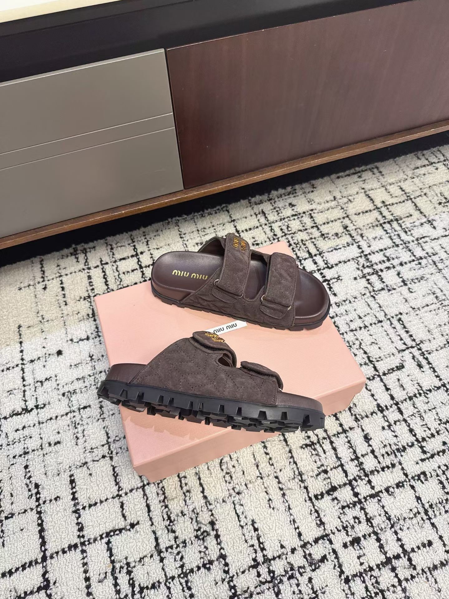 Шлёпанцы женские в стиле Miu Miu коричневого цвета