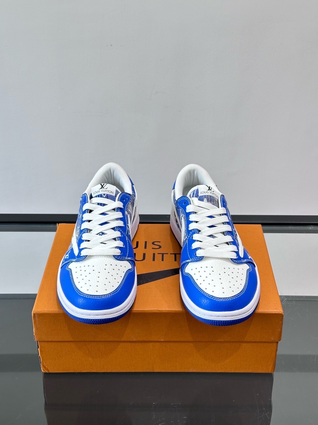 Кроссовки мужские в стиле Louis Vuitton x Nike Dunk Low с принтом принтом синего и белого цвета