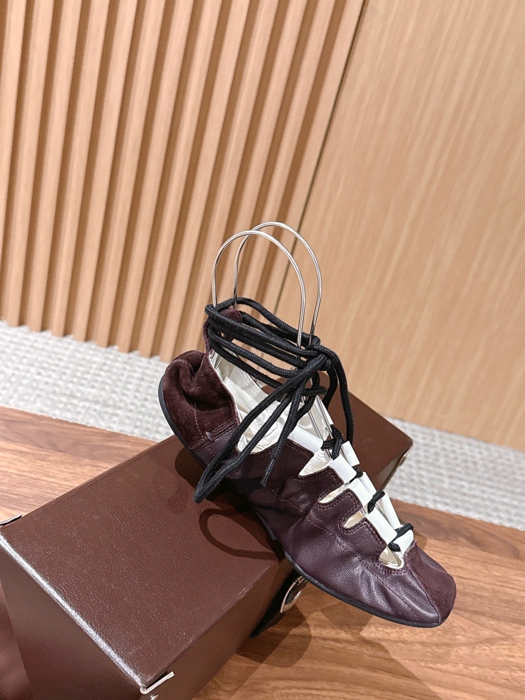 Балетки женские в стиле Alaïa Fold из натуральной замши со шнуровкой бордово-молочного цвета