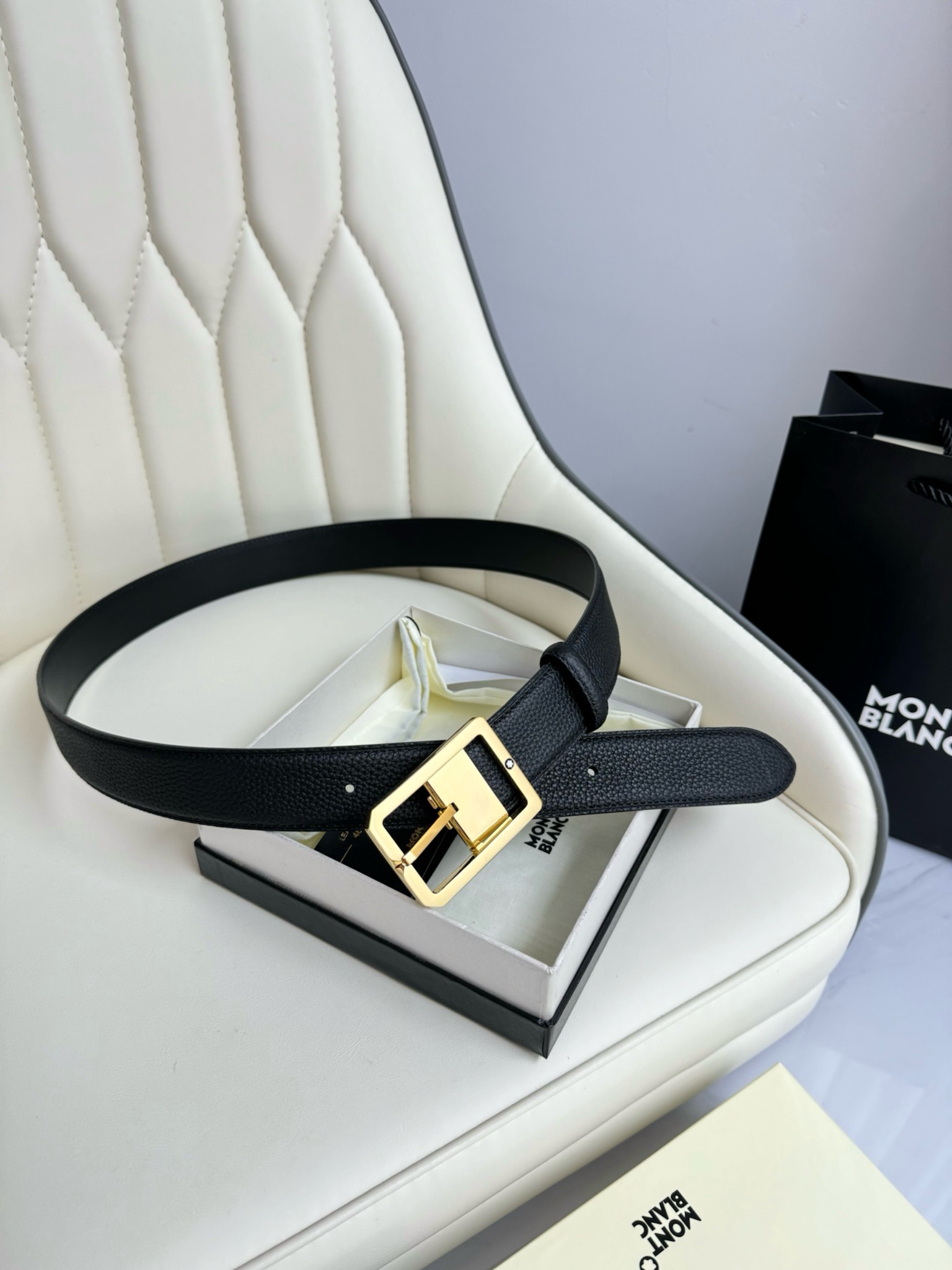 Ремень мужской Montblanc чёрного цвета с классической пряжкой