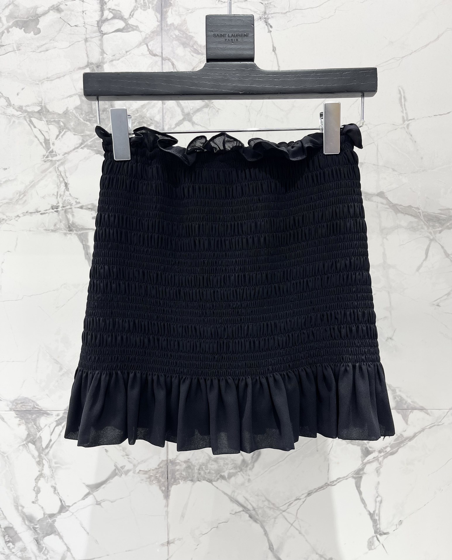 Юбка женская в стиле Saint Laurent чёрного цвета с рельефной отделкой и оборкой